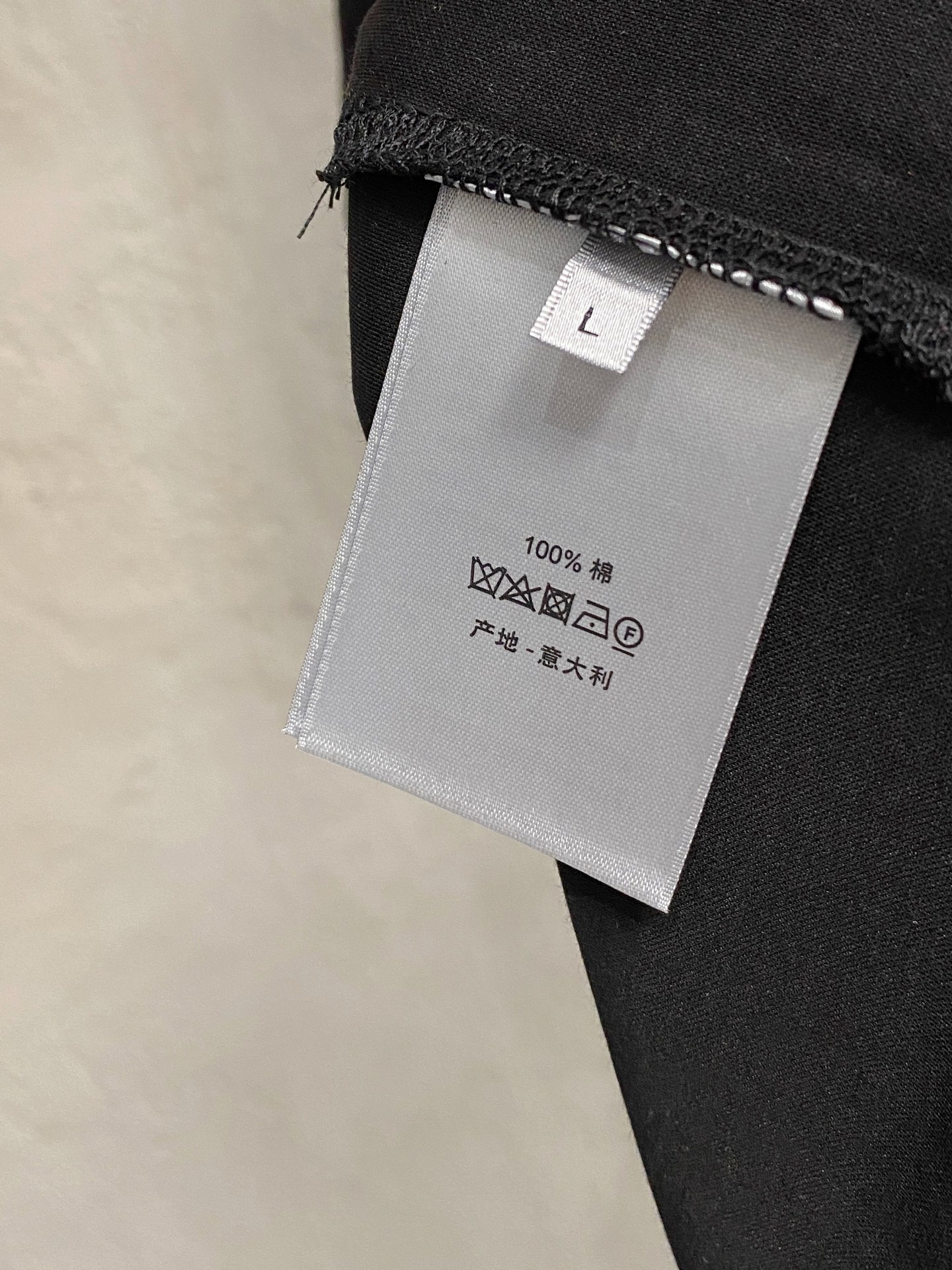  迪奥 2025春夏新款首发专柜最新款圆领短袖 高端订制 设计前卫时尚！品牌logo重工艺设计 高端定制