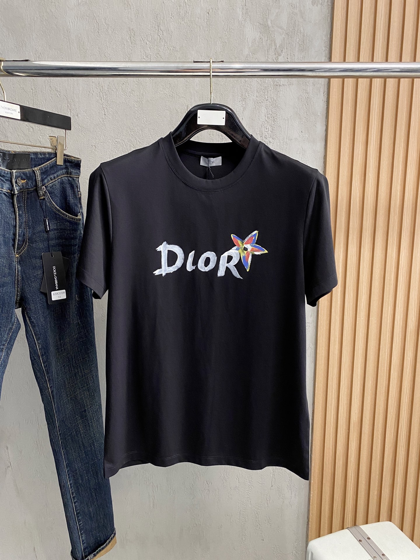  迪奥 2025春夏新款首发专柜最新款圆领短袖 高端订制 设计前卫时尚！品牌logo重工艺设计 高端定制