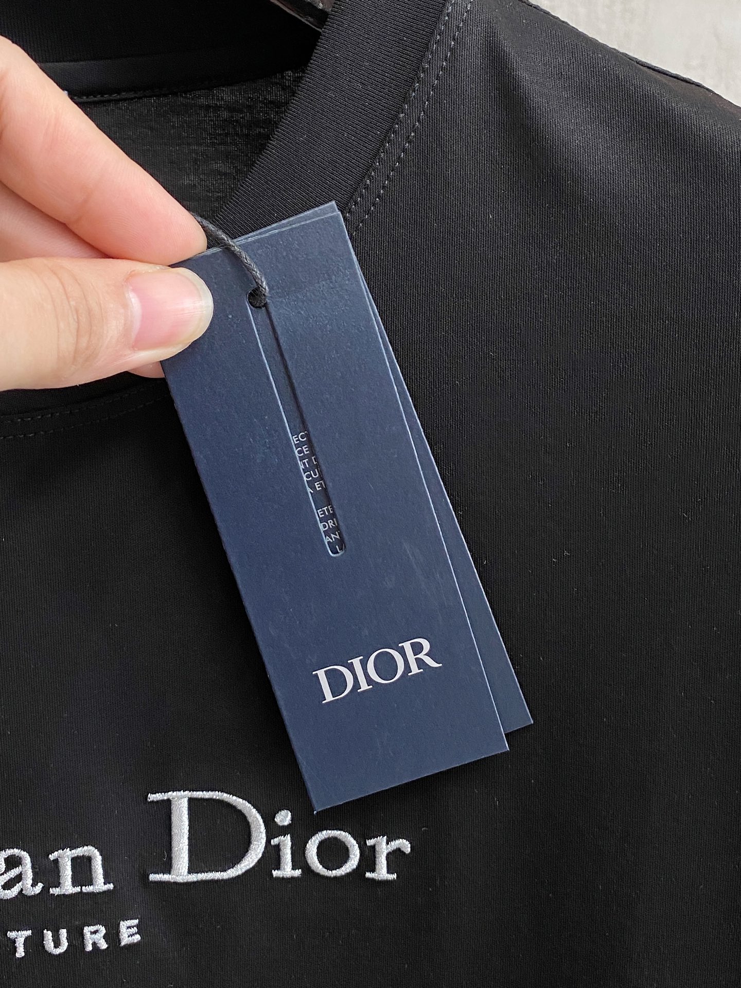  迪奥 2025春夏新款首发专柜最新款圆领短袖 高端订制 设计前卫时尚！品牌logo重工艺设计 高端定制