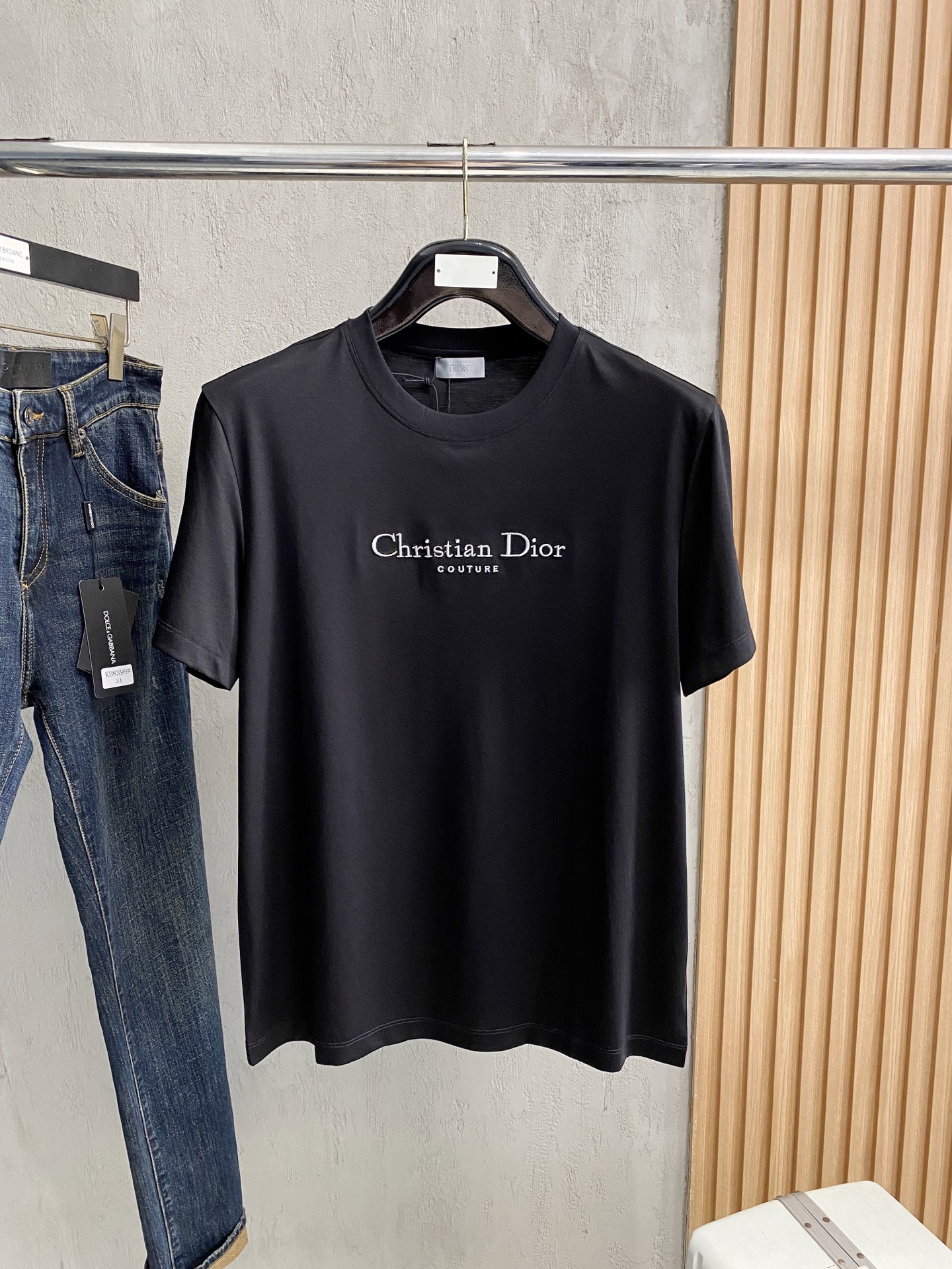  迪奥 2025春夏新款首发专柜最新款圆领短袖 高端订制 设计前卫时尚！品牌logo重工艺设计 高端定制