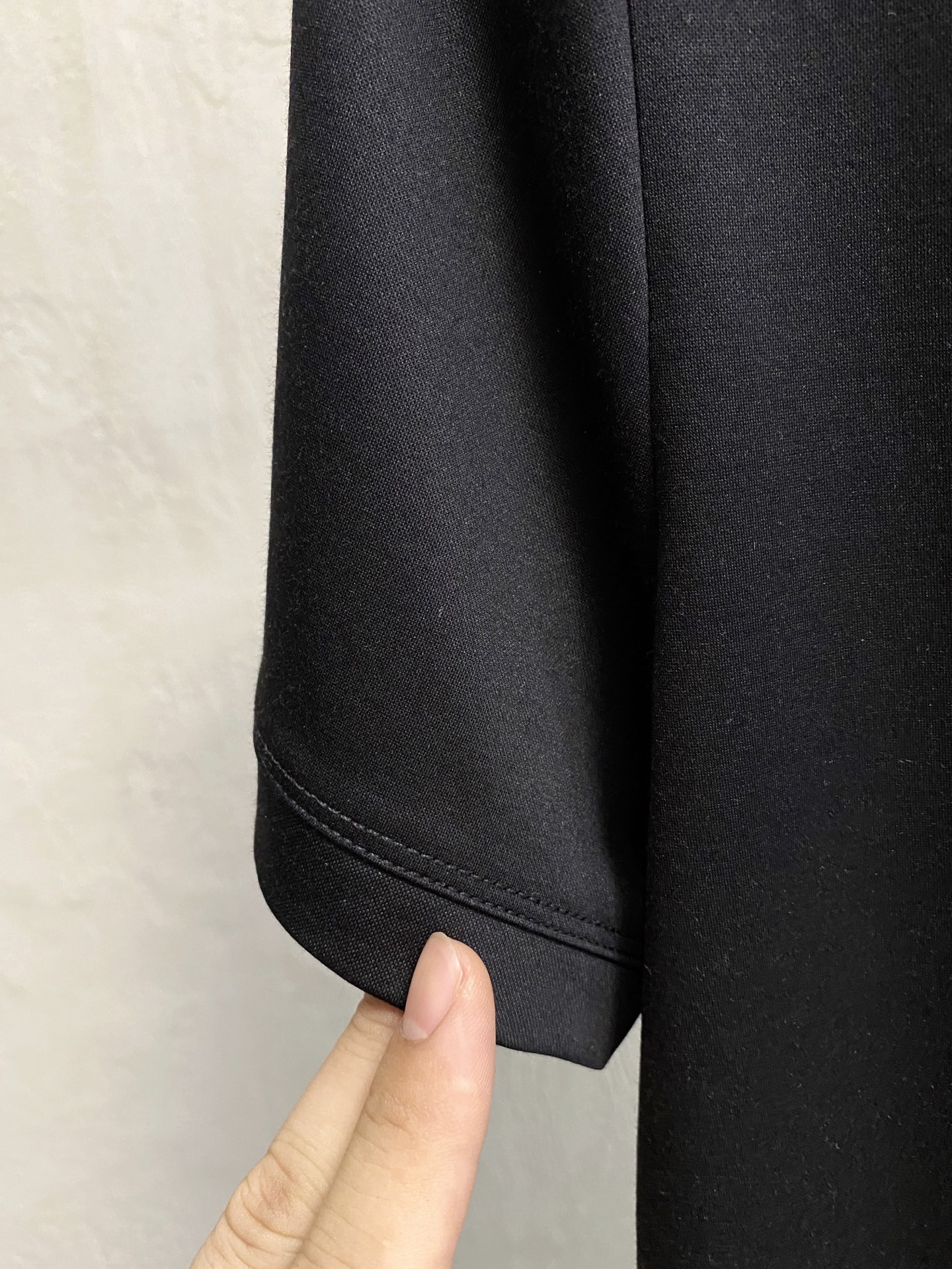  迪奥 2025春夏新款首发专柜最新款圆领短袖 高端订制 设计前卫时尚！品牌logo重工艺设计 高端定制