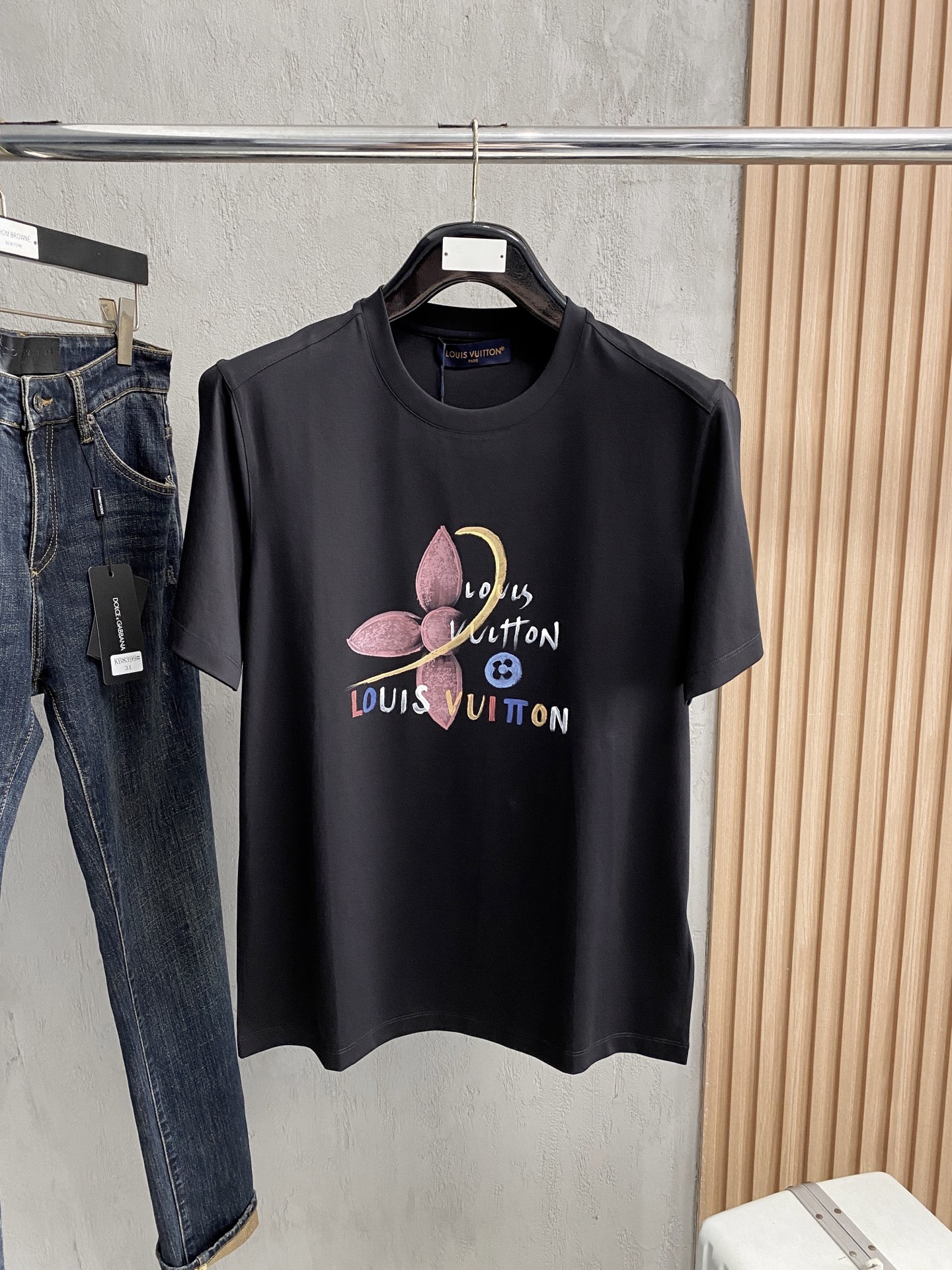 NO:491061,1v Louis Vuitton 2025 spring and summer new model first launch counter latest round neck short sleeves, high-end customization, avant-garde and fashionable design!  Brand logo heavy craft design, high-end customized double-sided mercerized cotton fabric, soft feel, comfortable to wear, exquisite counter-level car line, fine workmanship, invincible and handsome upper body effect!  A must-have item for handsome men!  Code number M-3xL, louis vuitton, T-shirt, alexander wang198609091v路易威登 2025春夏新款首发专柜最新款圆领短袖 高端订制 设计前卫时尚！品牌logo重工艺设计 高端定制支双面丝光棉面料.手感柔软.穿着舒适.专柜级别精致车线.做工精细.上身效果无敌帅气！型男必备单品！码数M-3xL,,louis vuitton,T-shirt,alexander wang,Men's clothing