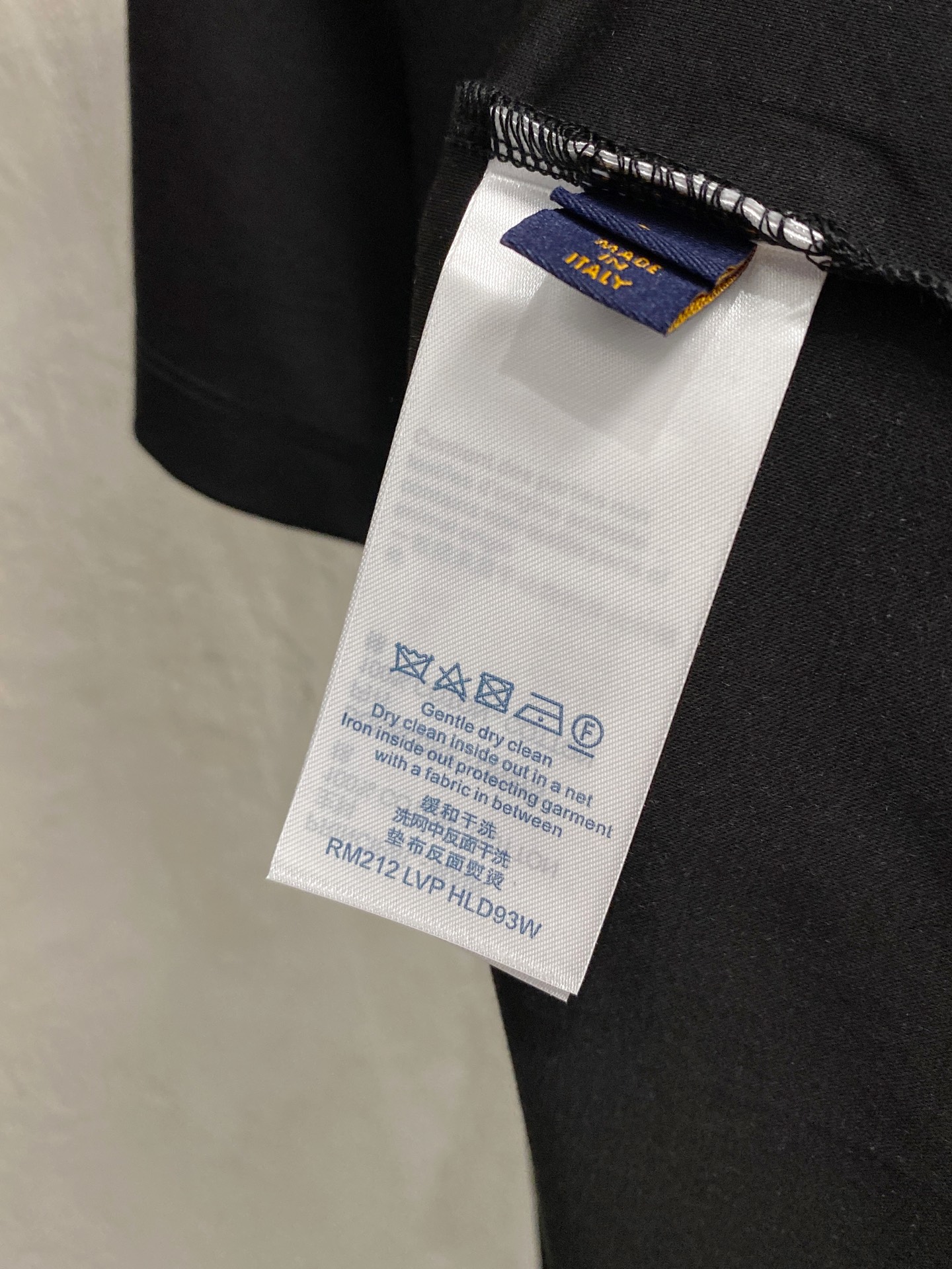  1v 路易威登 2025春夏新款首发专柜最新款圆领短袖 高端订制 设计前卫时尚！品牌logo重工艺设计