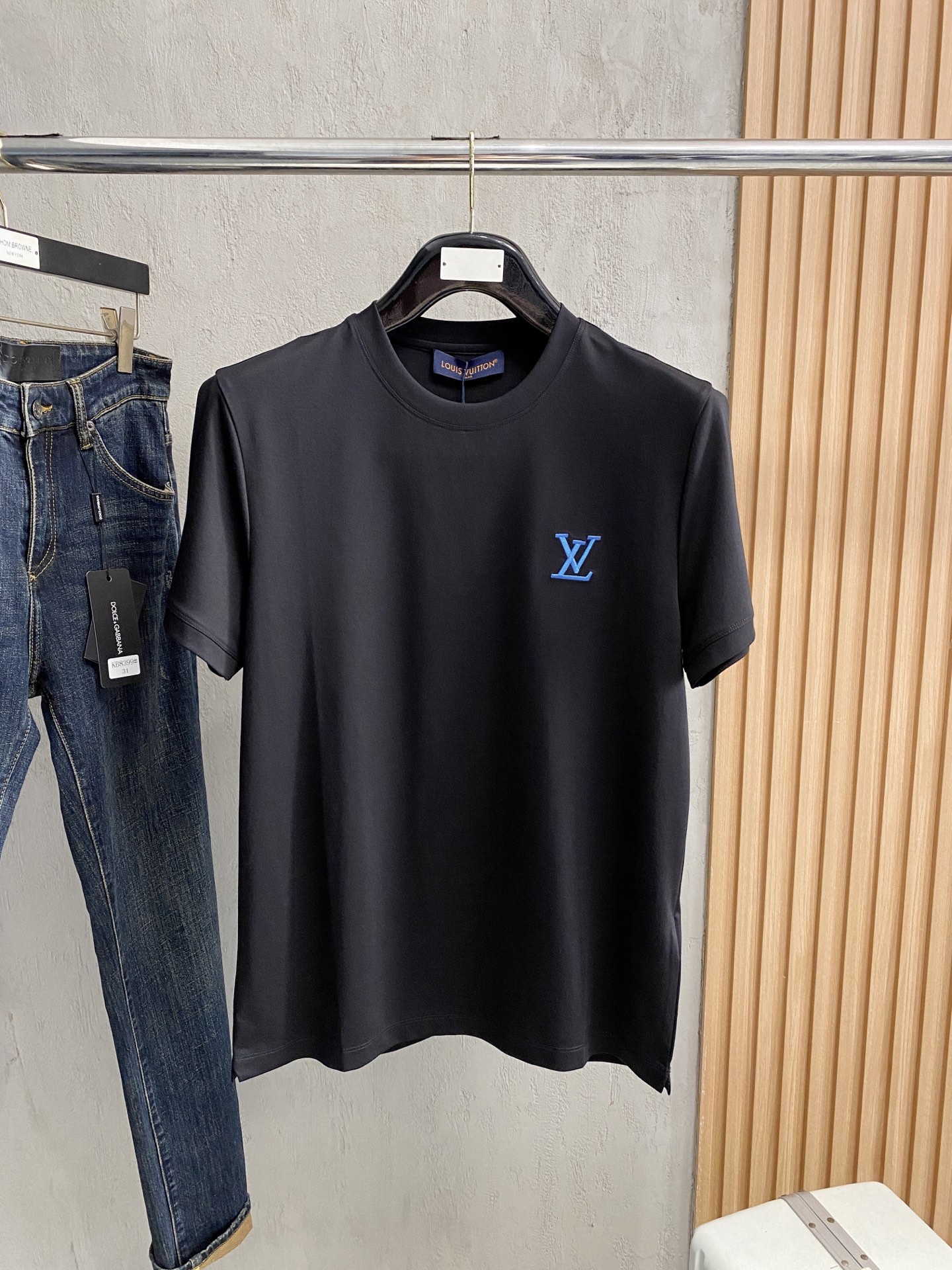 1v 路易威登 2025春夏新款首发专柜最新款圆领短袖 高端订制 设计前卫时尚！品牌logo重工艺设计