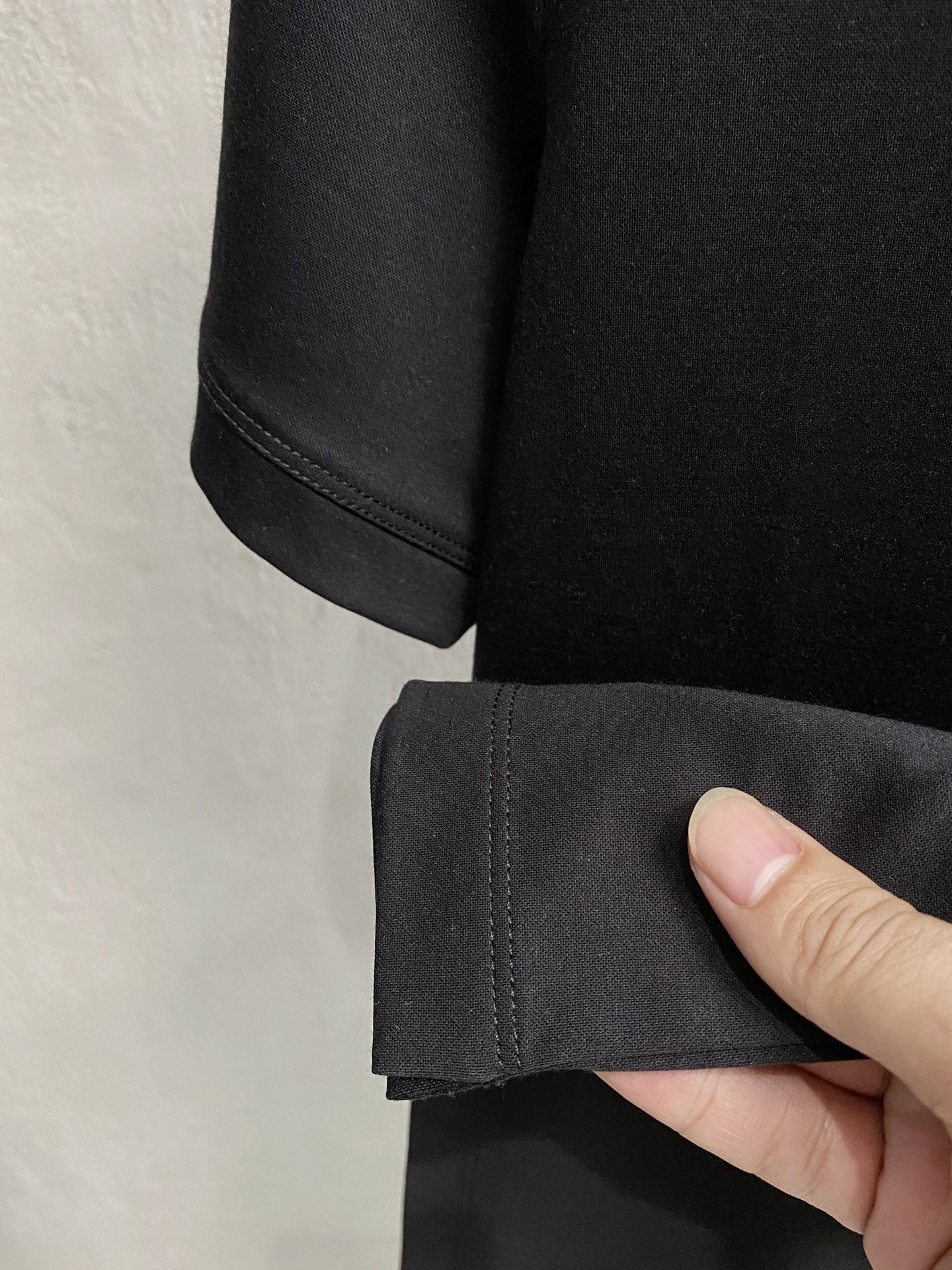  1v 路易威登 2025春夏新款首发专柜最新款圆领短袖 高端订制 设计前卫时尚！品牌logo重工艺设计