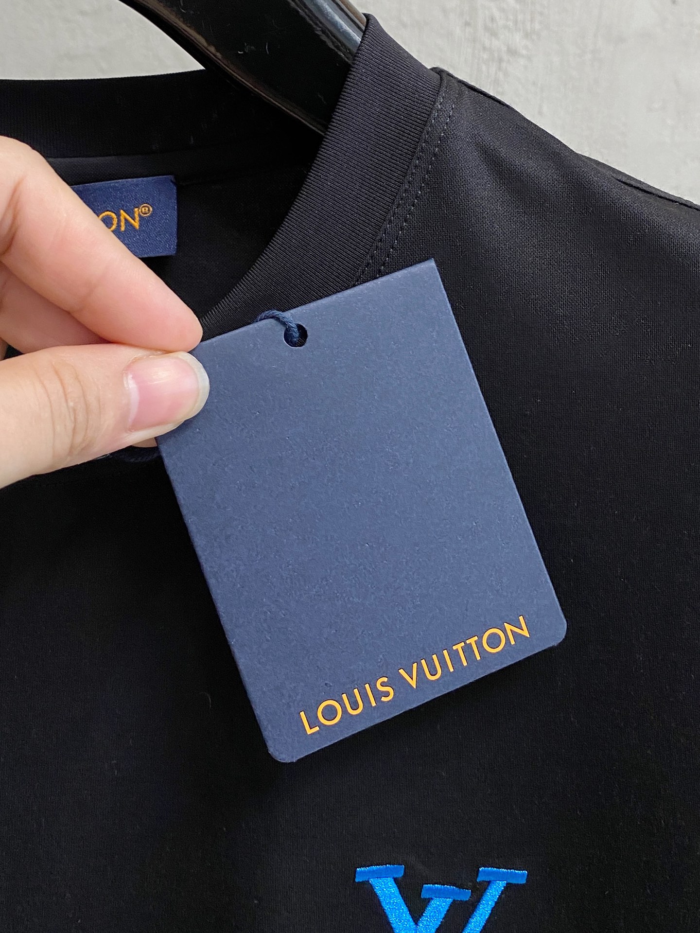  1v 路易威登 2025春夏新款首发专柜最新款圆领短袖 高端订制 设计前卫时尚！品牌logo重工艺设计