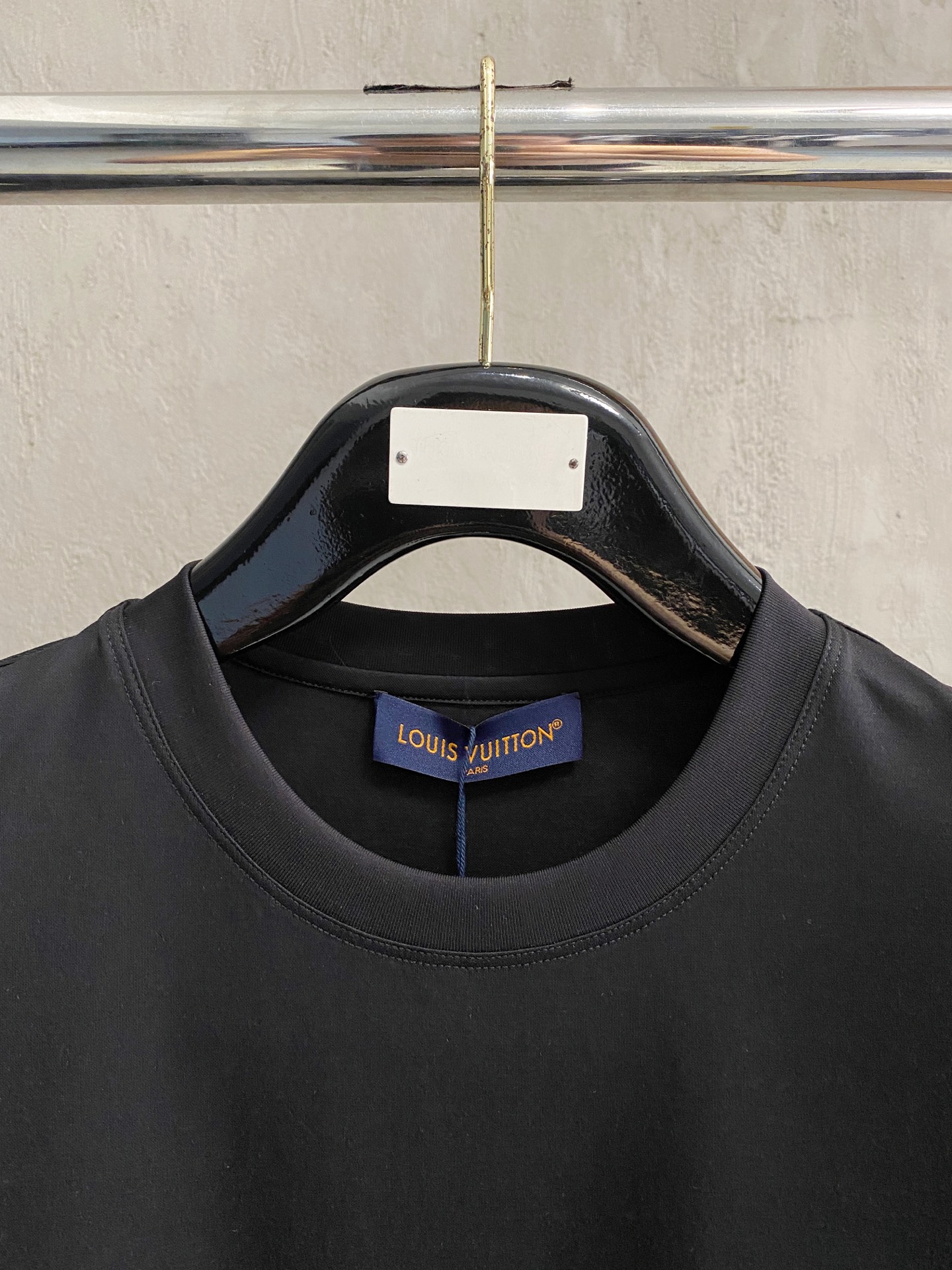  1v 路易威登 2025春夏新款首发专柜最新款圆领短袖 高端订制 设计前卫时尚！品牌logo重工艺设计