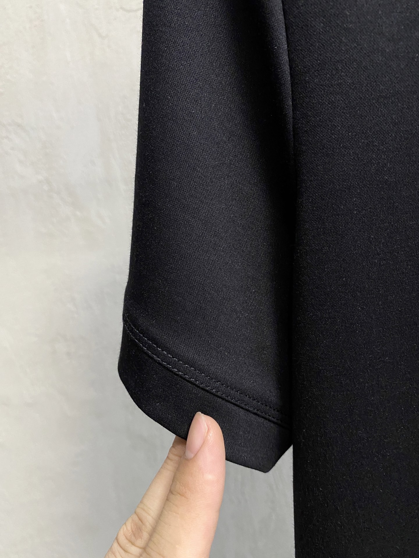  1v 路易威登 2025春夏新款首发专柜最新款圆领短袖 高端订制 设计前卫时尚！品牌logo重工艺设计