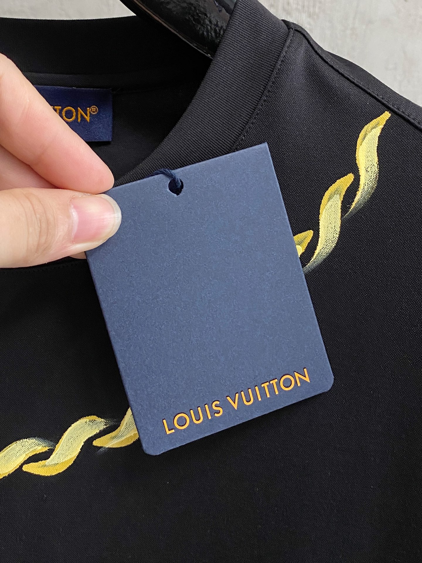  1v 路易威登 2025春夏新款首发专柜最新款圆领短袖 高端订制 设计前卫时尚！品牌logo重工艺设计