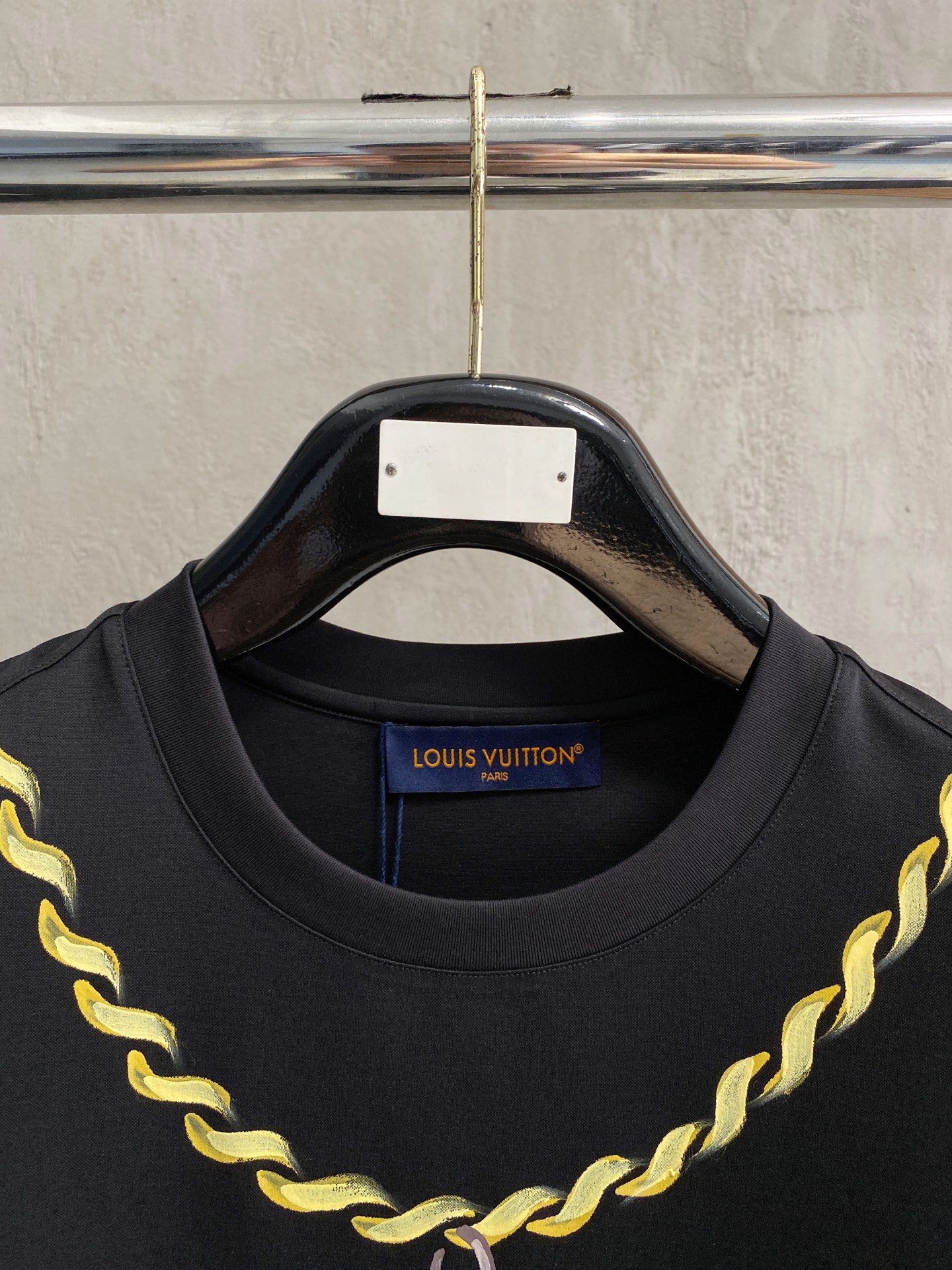  1v 路易威登 2025春夏新款首发专柜最新款圆领短袖 高端订制 设计前卫时尚！品牌logo重工艺设计