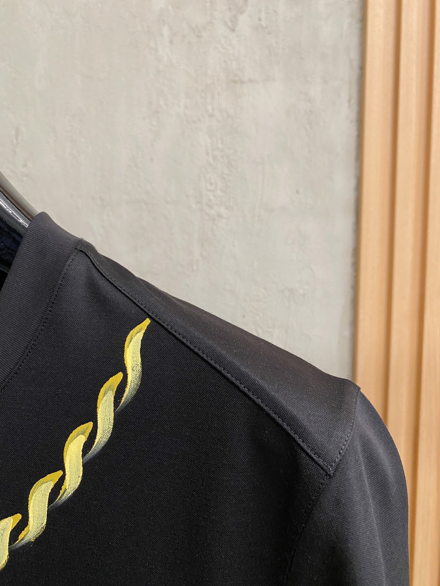  1v 路易威登 2025春夏新款首发专柜最新款圆领短袖 高端订制 设计前卫时尚！品牌logo重工艺设计