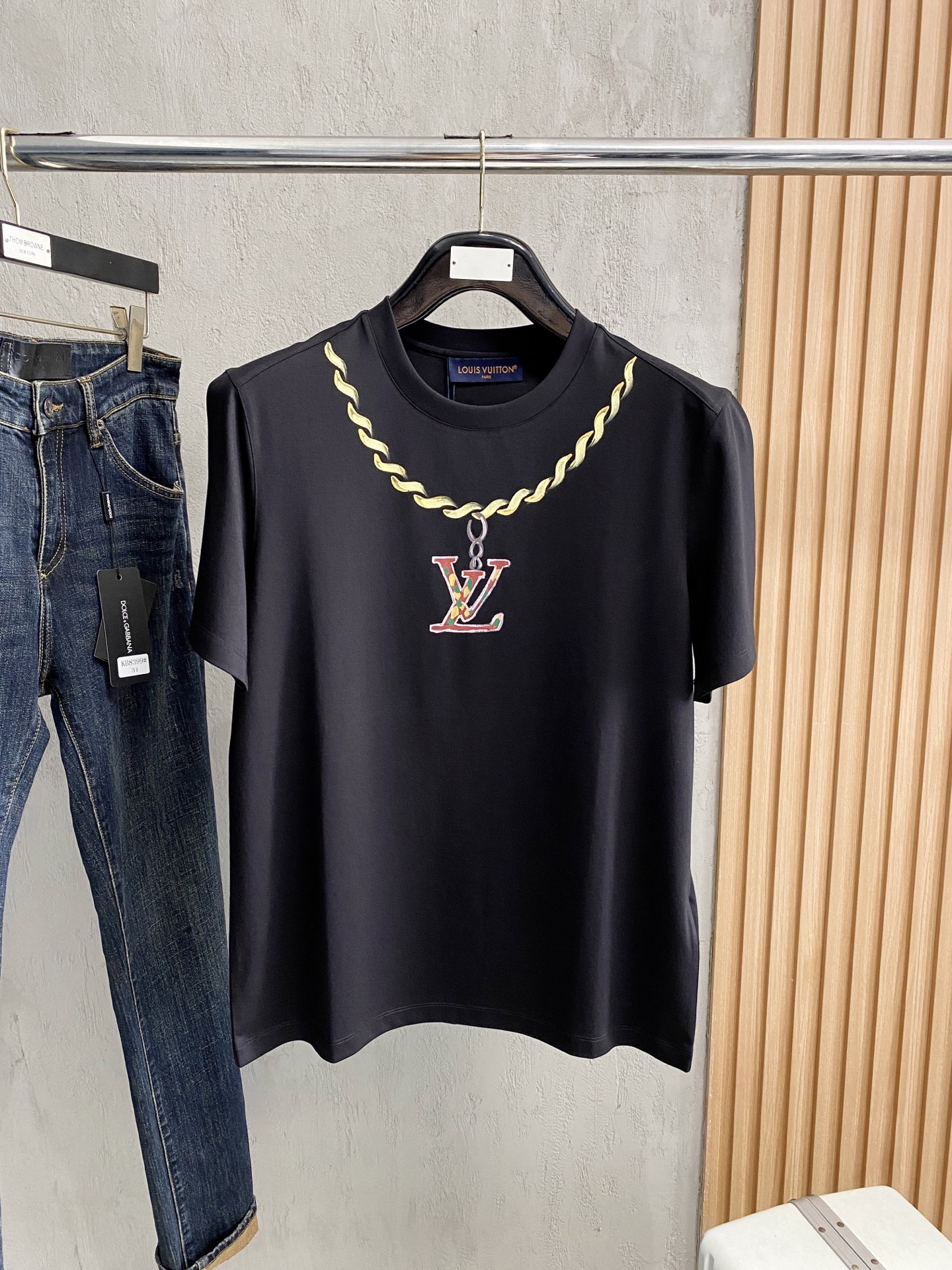 1v 路易威登 2025春夏新款首发专柜最新款圆领短袖 高端订制 设计前卫时尚！品牌logo重工艺设计