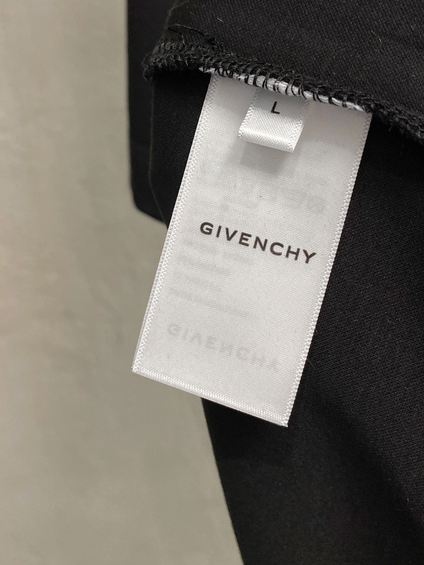  纪梵希 2025春夏新款首发专柜最新款圆领短袖 高端订制 设计前卫时尚！品牌logo重工艺设计 高端定