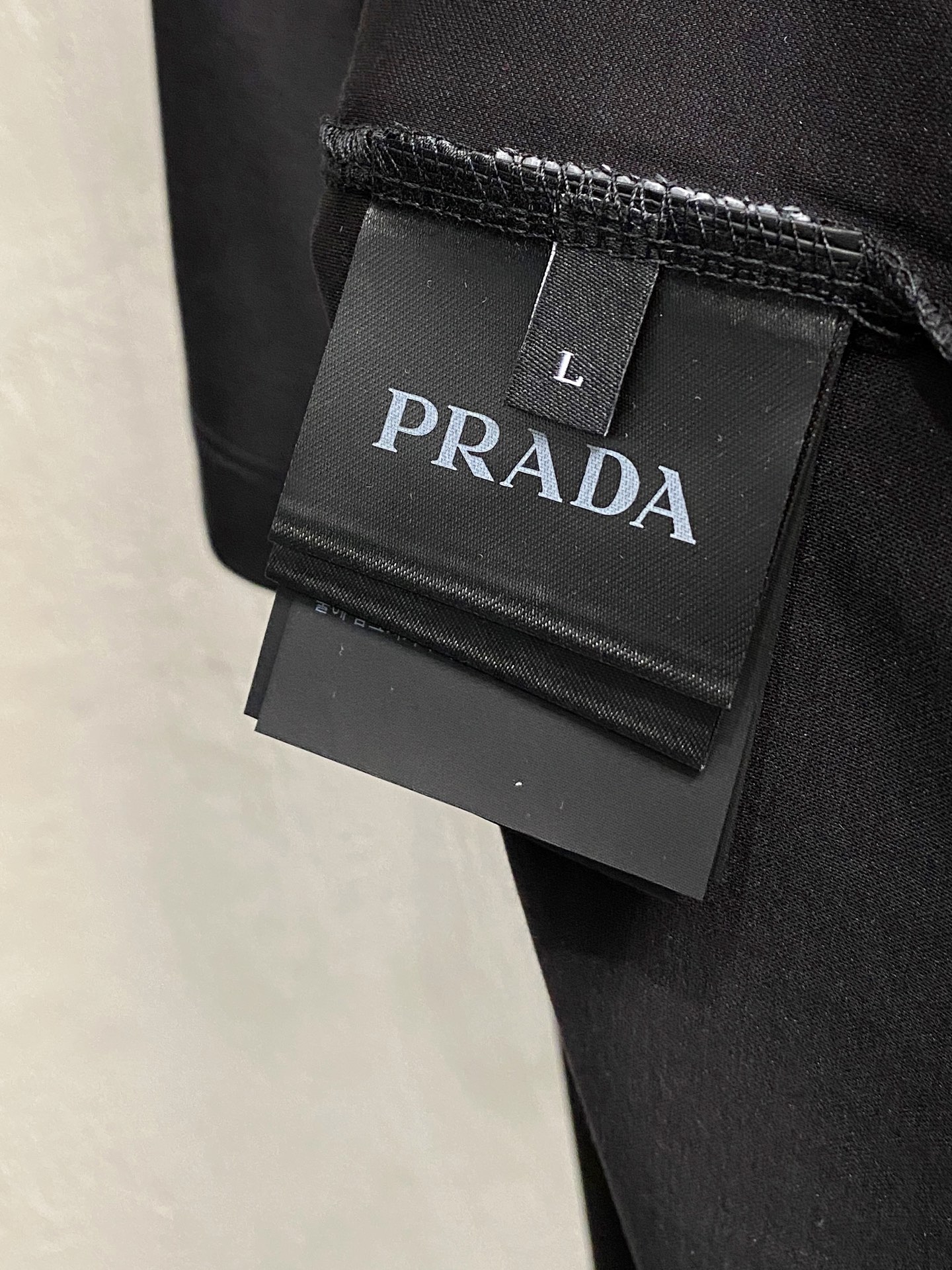  普拉达 2025春夏新款首发专柜最新款圆领短袖 高端订制 设计前卫时尚！品牌logo重工艺设计 高端定