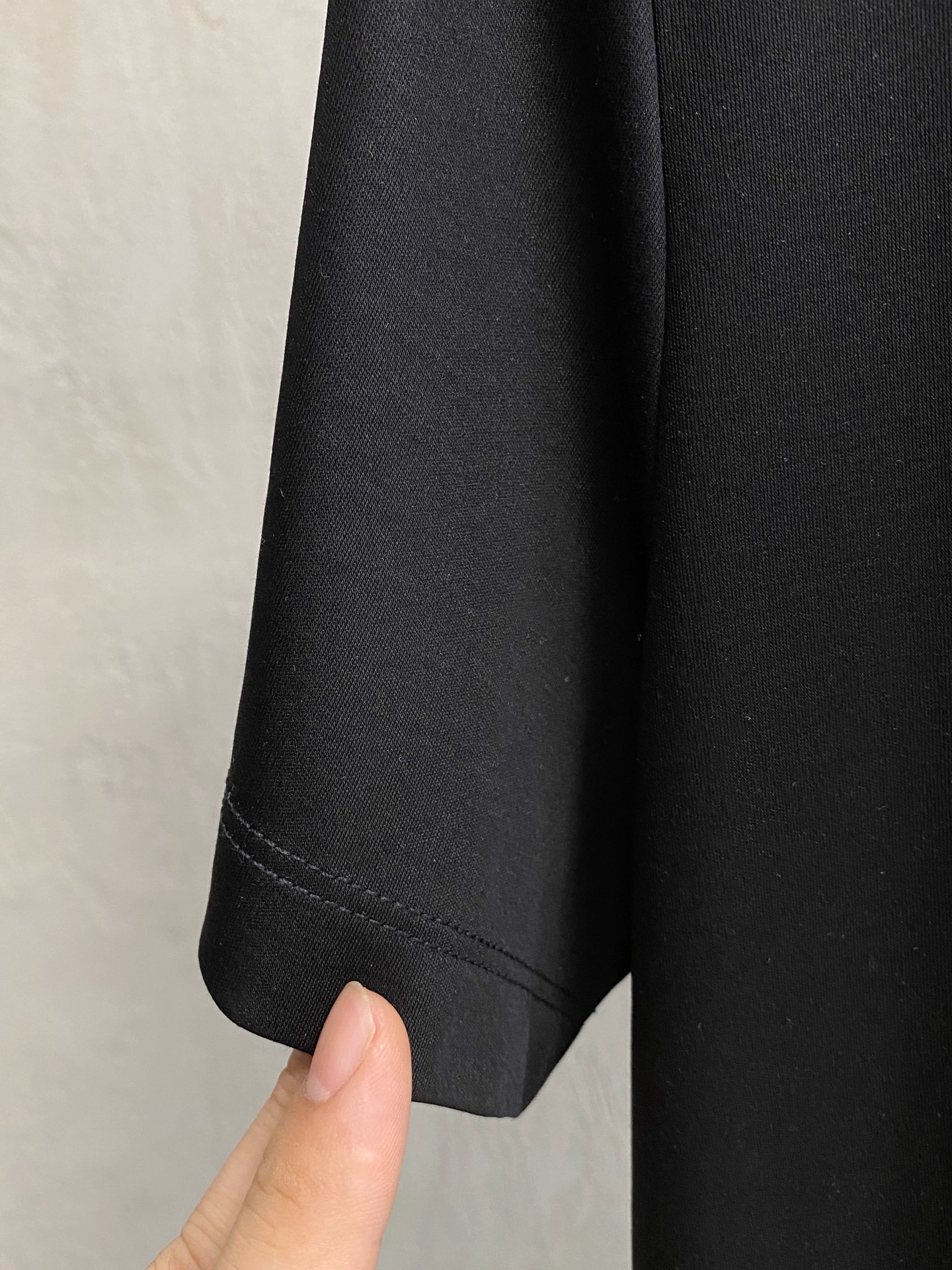  普拉达 2025春夏新款首发专柜最新款圆领短袖 高端订制 设计前卫时尚！品牌logo重工艺设计 高端定