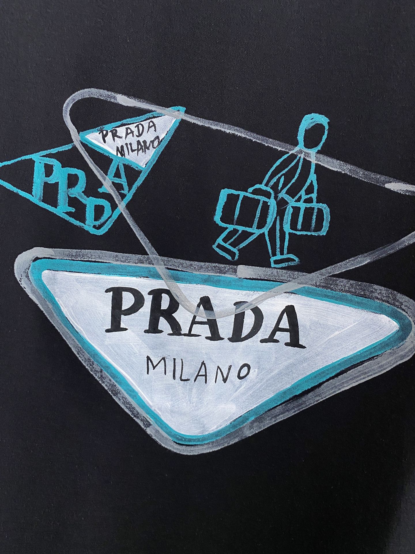  普拉达 2025春夏新款首发专柜最新款圆领短袖 高端订制 设计前卫时尚！品牌logo重工艺设计 高端定