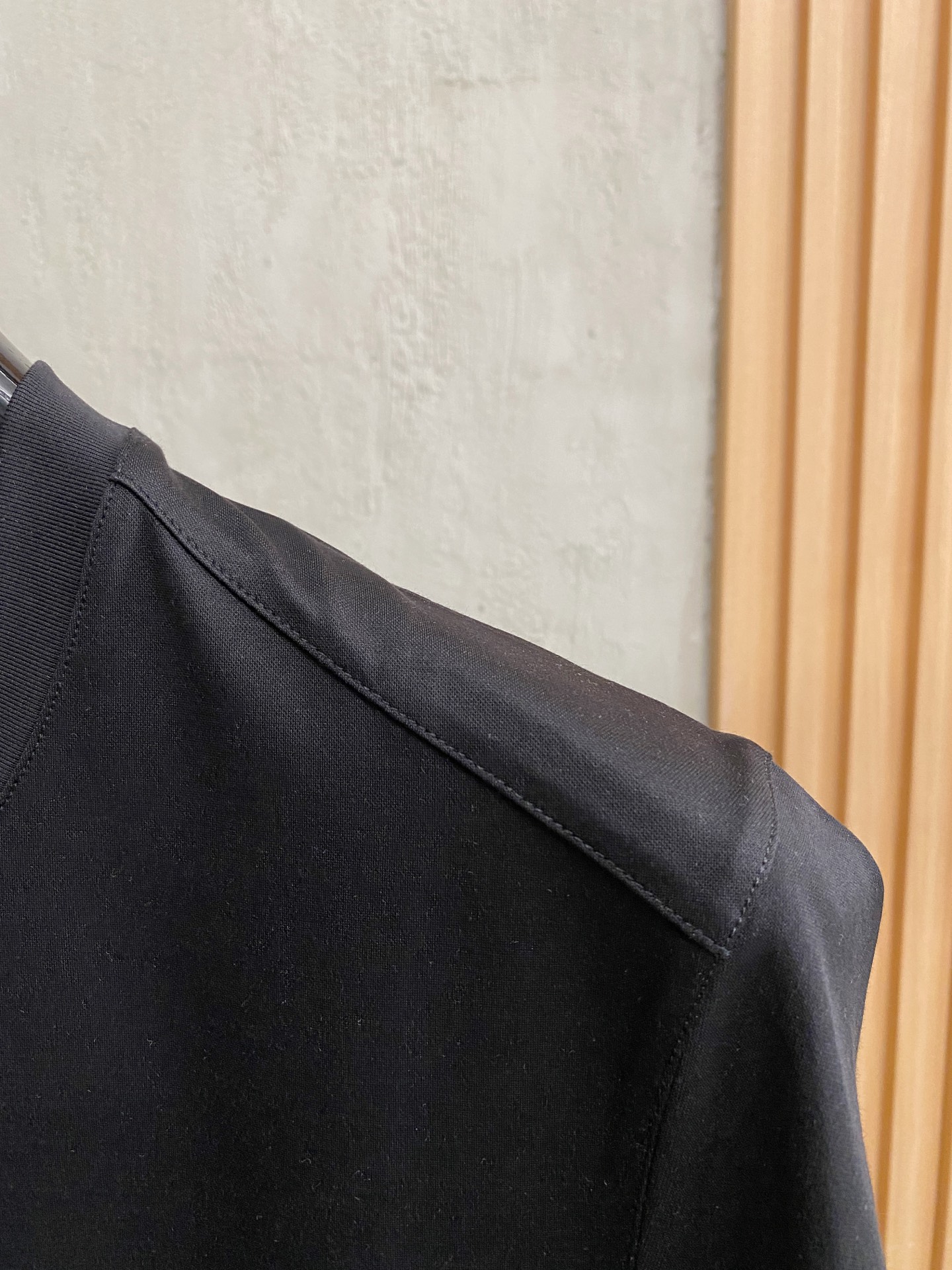  普拉达 2025春夏新款首发专柜最新款圆领短袖 高端订制 设计前卫时尚！品牌logo重工艺设计 高端定