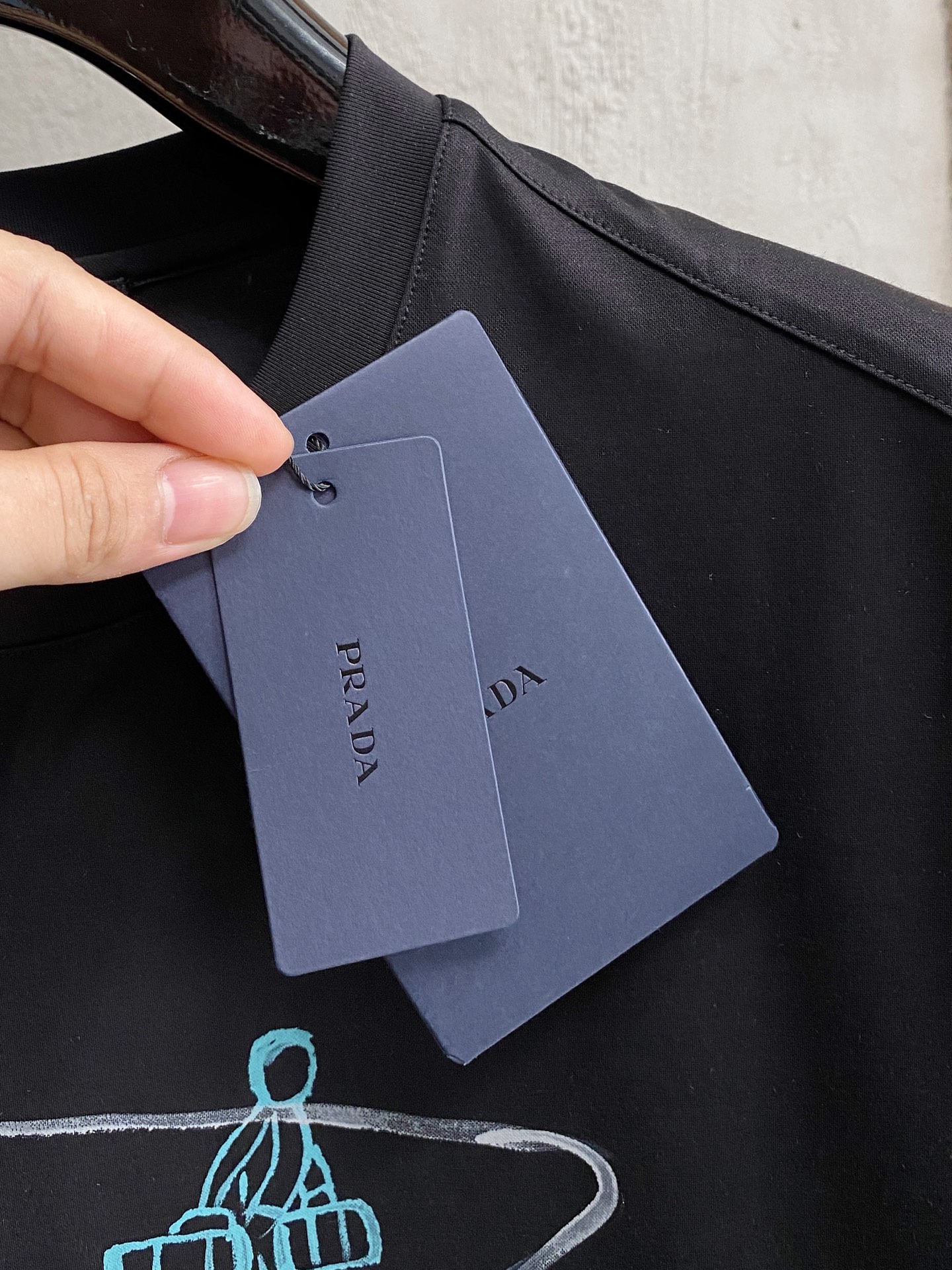  普拉达 2025春夏新款首发专柜最新款圆领短袖 高端订制 设计前卫时尚！品牌logo重工艺设计 高端定