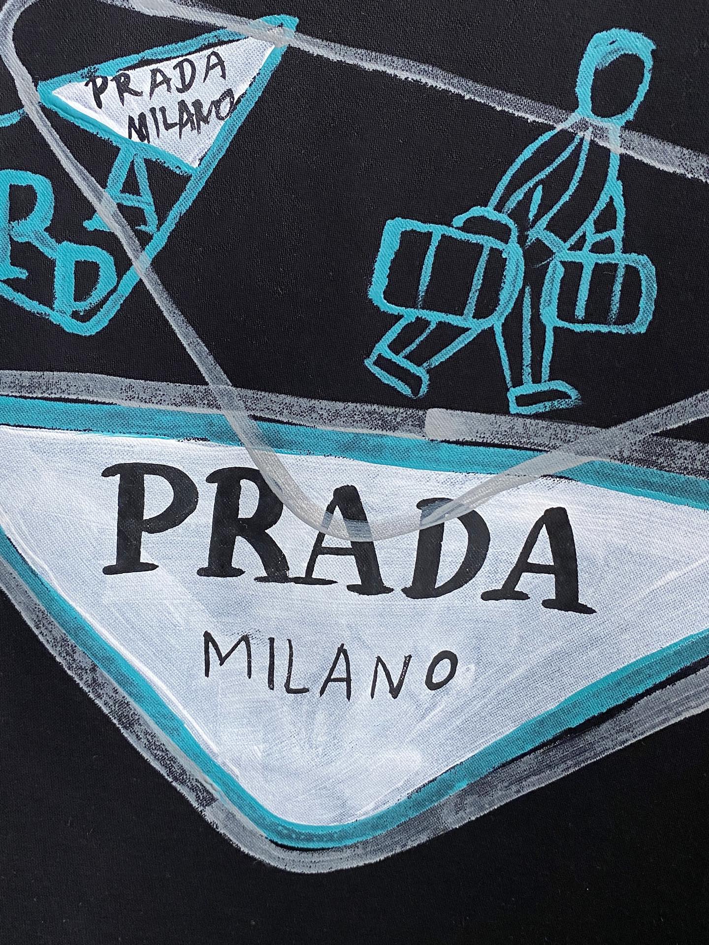  普拉达 2025春夏新款首发专柜最新款圆领短袖 高端订制 设计前卫时尚！品牌logo重工艺设计 高端定