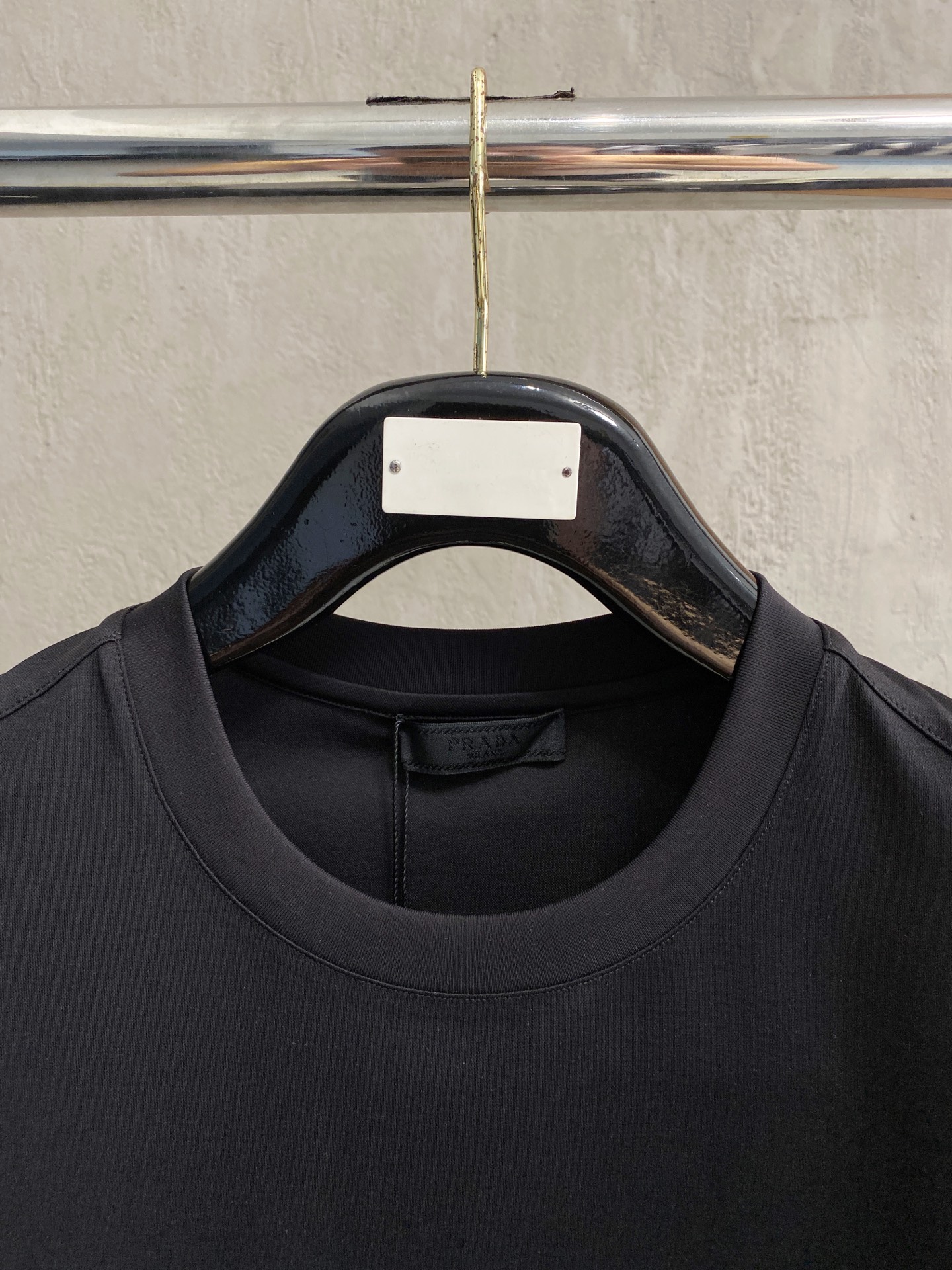  普拉达 2025春夏新款首发专柜最新款圆领短袖 高端订制 设计前卫时尚！品牌logo重工艺设计 高端定