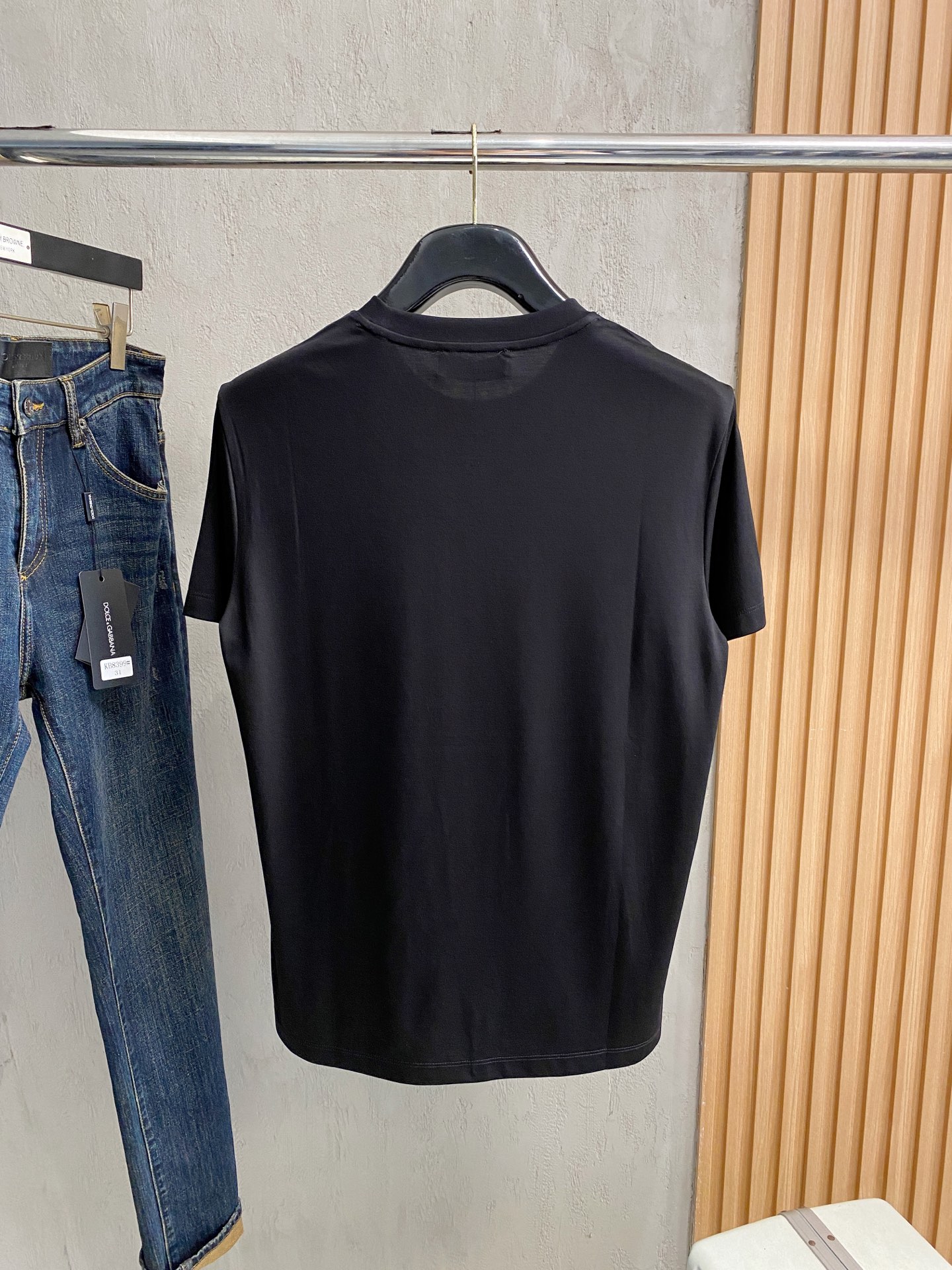  普拉达 2025春夏新款首发专柜最新款圆领短袖 高端订制 设计前卫时尚！品牌logo重工艺设计 高端定