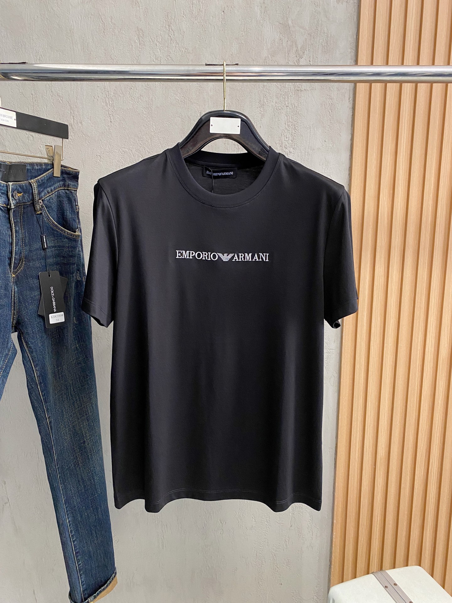 NO:491067,Armani's new spring and summer new model in the first counter with the latest round neck short sleeves, high-end customization, avant-garde and fashionable design!  Brand logo heavy craft design, high-end customized double-sided mercerized cotton fabric, soft feel, comfortable to wear, exquisite counter-level car line, fine workmanship, invincible and handsome upper body effect!  A must-have item for handsome men!  Code number M-3xL, Armani, T-shirt, alexander wang19860909阿玛尼 2025春夏新款首发专柜最新款圆领短袖 高端订制 设计前卫时尚！品牌logo重工艺设计 高端定制支双面丝光棉面料.手感柔软.穿着舒适.专柜级别精致车线.做工精细.上身效果无敌帅气！型男必备单品！码数M-3xL,,armani,T-shirt,alexander wang,Men's clothing