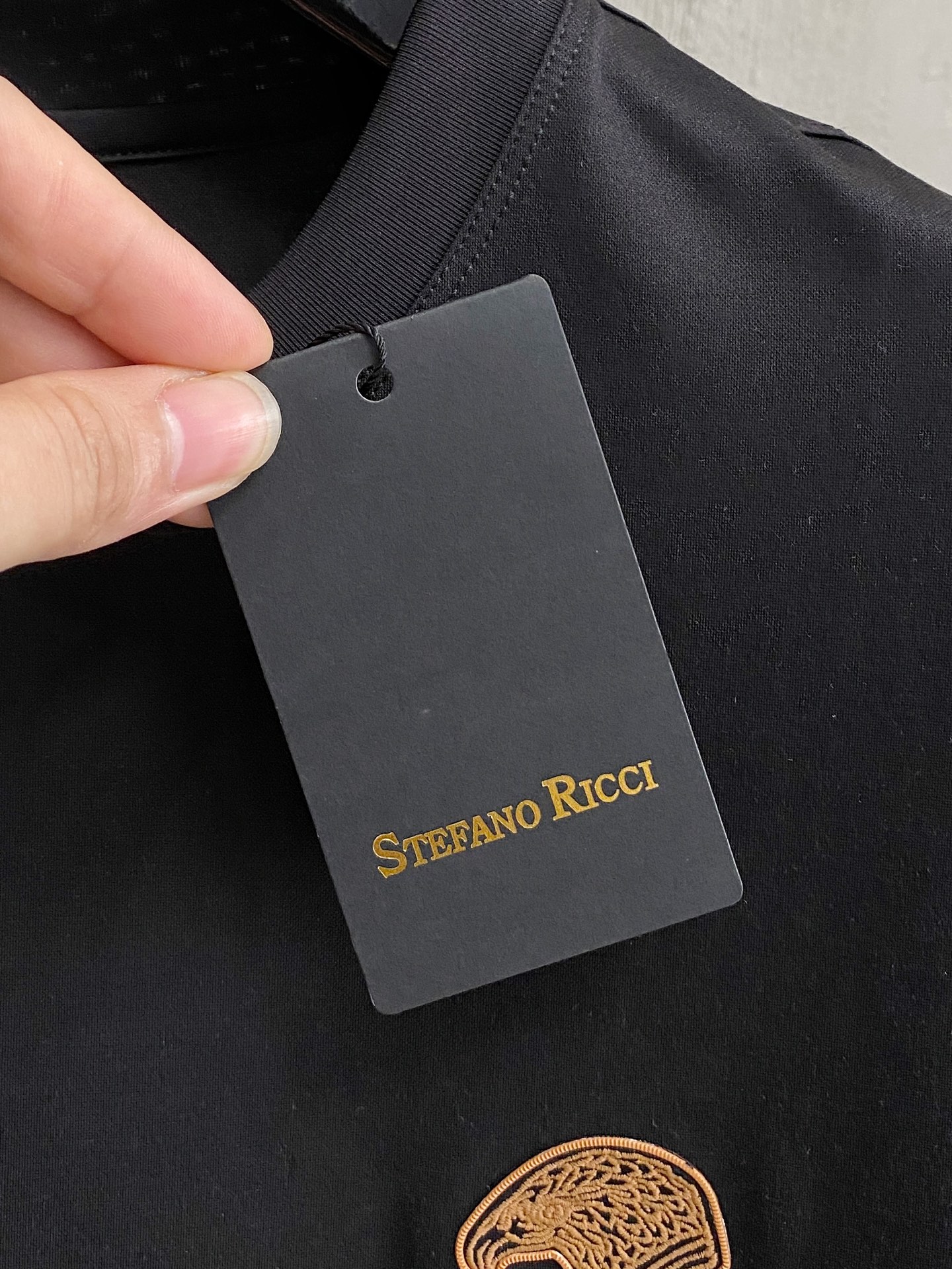  斯蒂芬 2025春夏新款首发专柜最新款圆领短袖 高端订制 设计前卫时尚！品牌logo重工艺设计 高端定