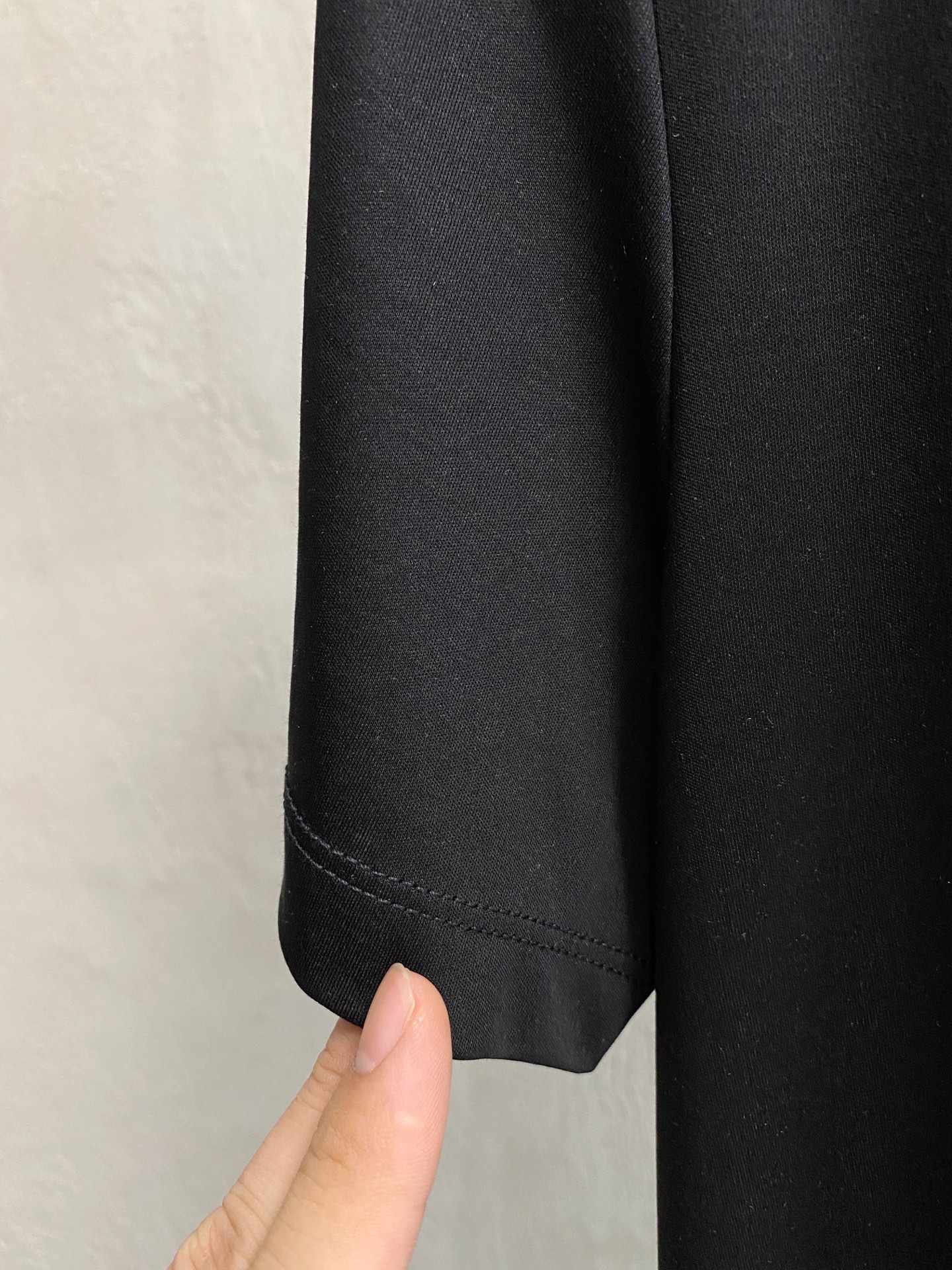  斯蒂芬 2025春夏新款首发专柜最新款圆领短袖 高端订制 设计前卫时尚！品牌logo重工艺设计 高端定