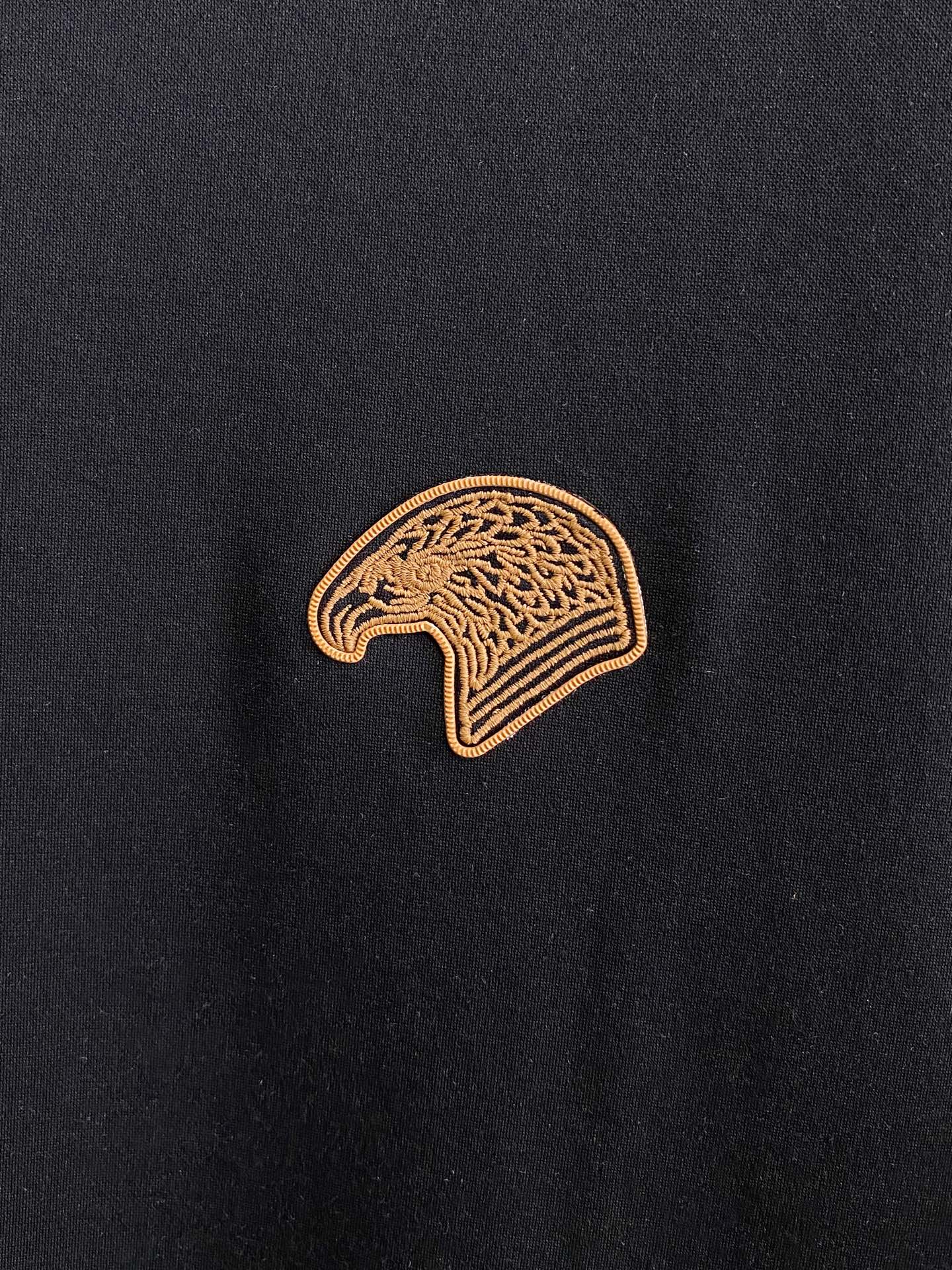  斯蒂芬 2025春夏新款首发专柜最新款圆领短袖 高端订制 设计前卫时尚！品牌logo重工艺设计 高端定