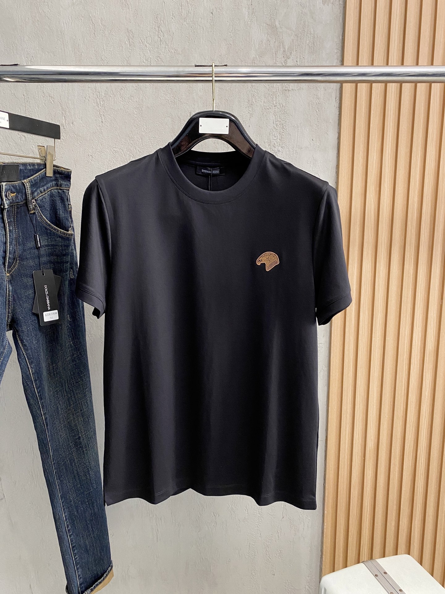  斯蒂芬 2025春夏新款首发专柜最新款圆领短袖 高端订制 设计前卫时尚！品牌logo重工艺设计 高端定