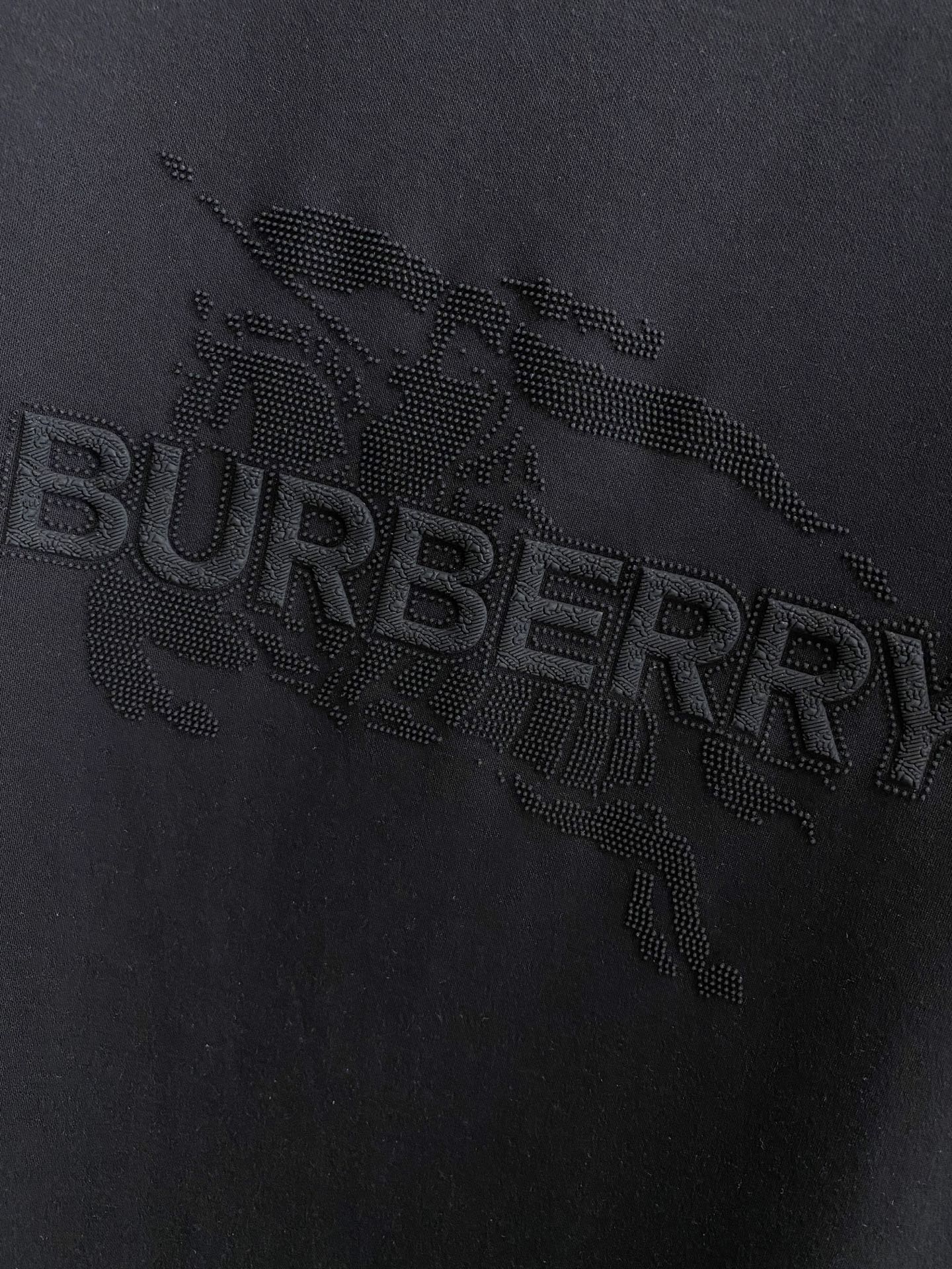  巴宝莉 2025春夏新款首发专柜最新款圆领短袖 高端订制 设计前卫时尚！品牌logo重工艺设计 高端定