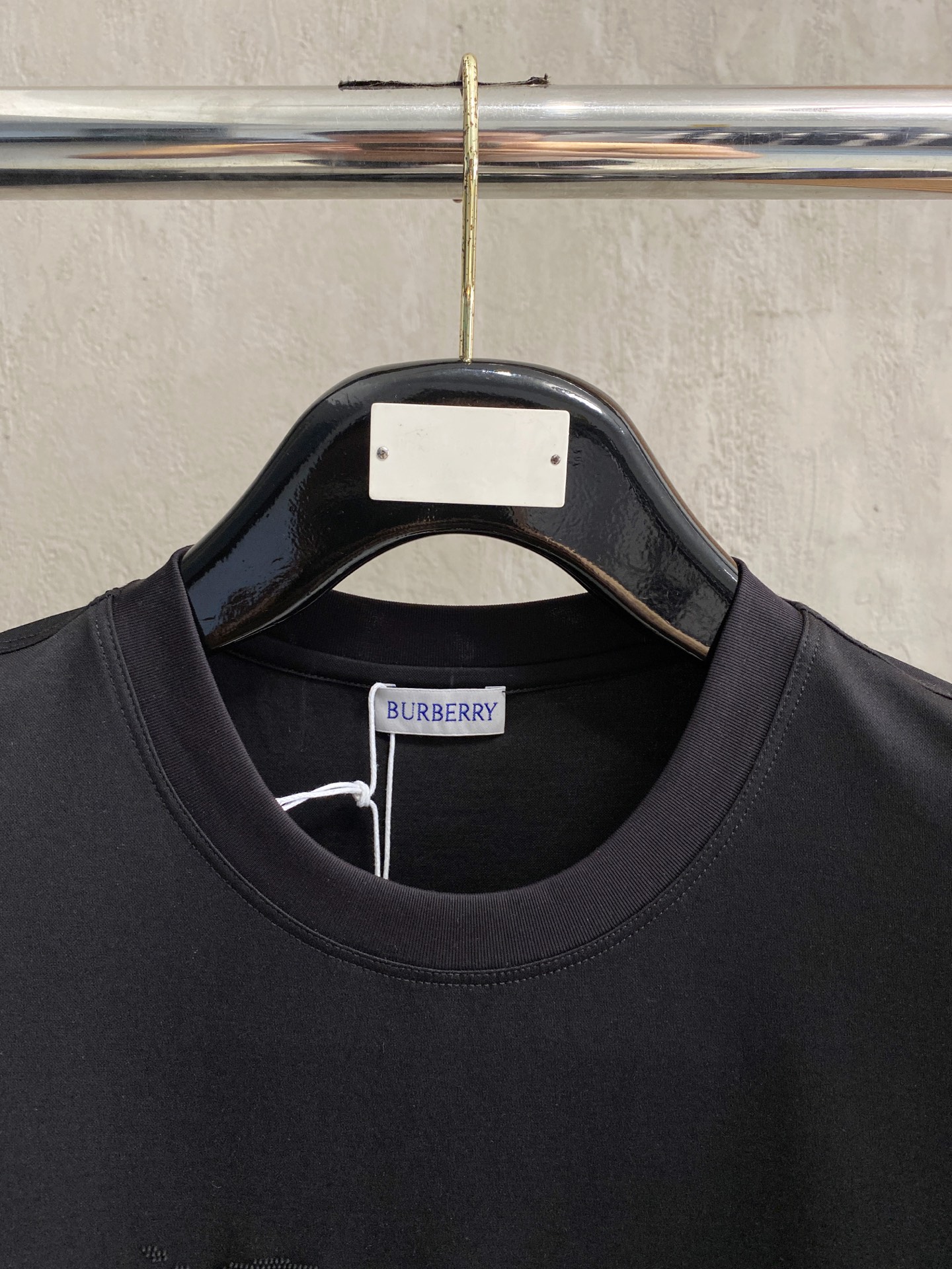  巴宝莉 2025春夏新款首发专柜最新款圆领短袖 高端订制 设计前卫时尚！品牌logo重工艺设计 高端定