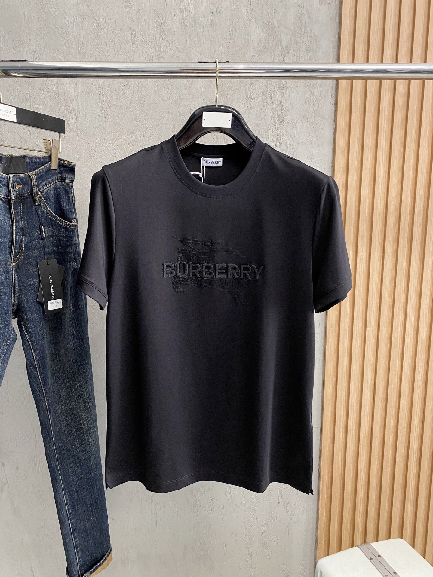  巴宝莉 2025春夏新款首发专柜最新款圆领短袖 高端订制 设计前卫时尚！品牌logo重工艺设计 高端定