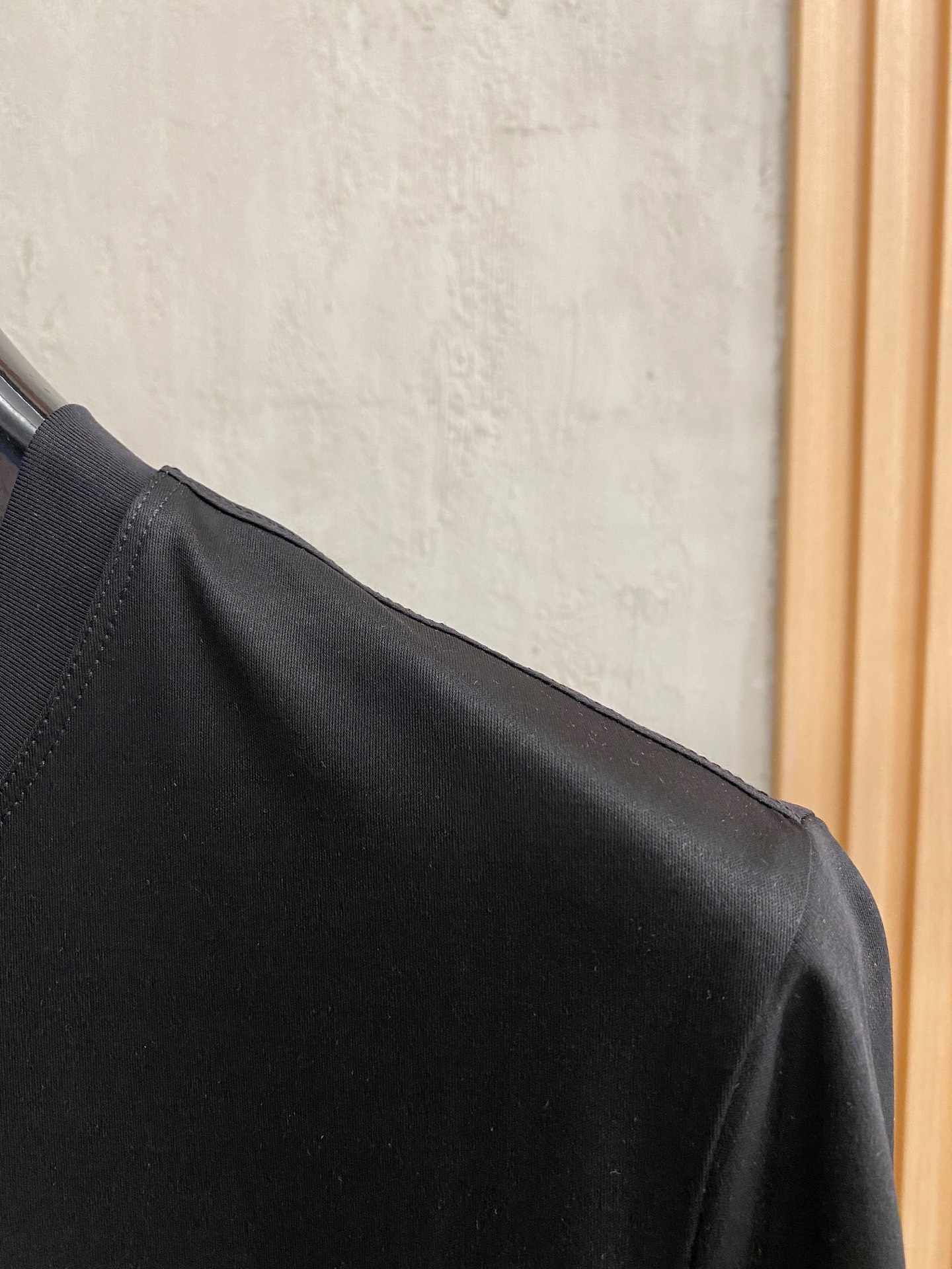  圣罗兰 2025春夏新款首发专柜最新款圆领短袖 高端订制 设计前卫时尚！品牌logo重工艺设计 高端定