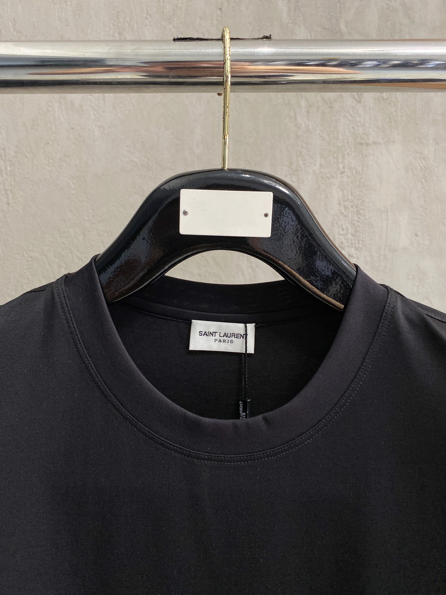  圣罗兰 2025春夏新款首发专柜最新款圆领短袖 高端订制 设计前卫时尚！品牌logo重工艺设计 高端定