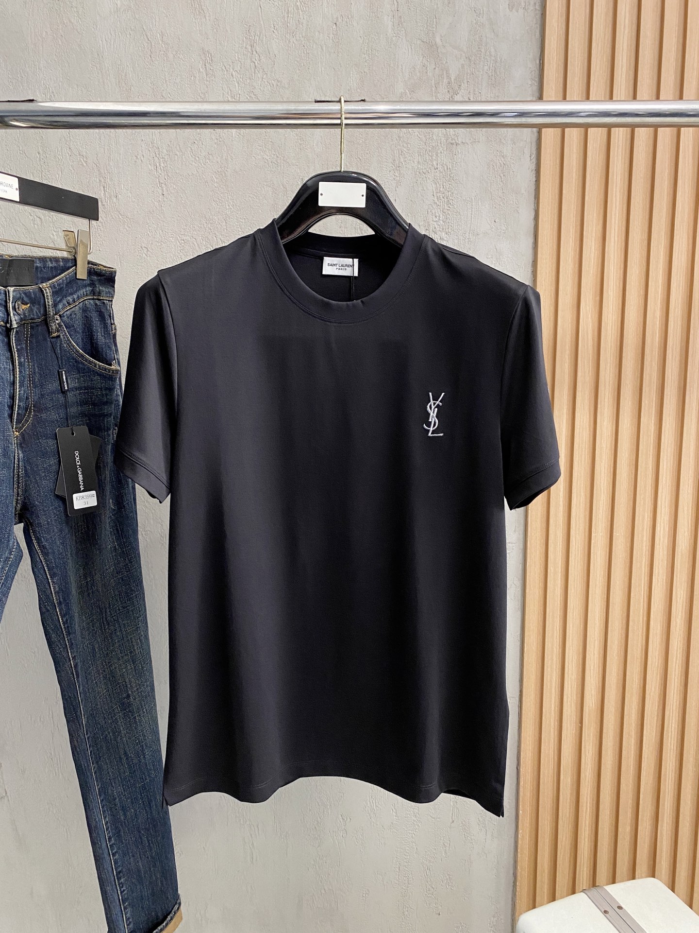  圣罗兰 2025春夏新款首发专柜最新款圆领短袖 高端订制 设计前卫时尚！品牌logo重工艺设计 高端定