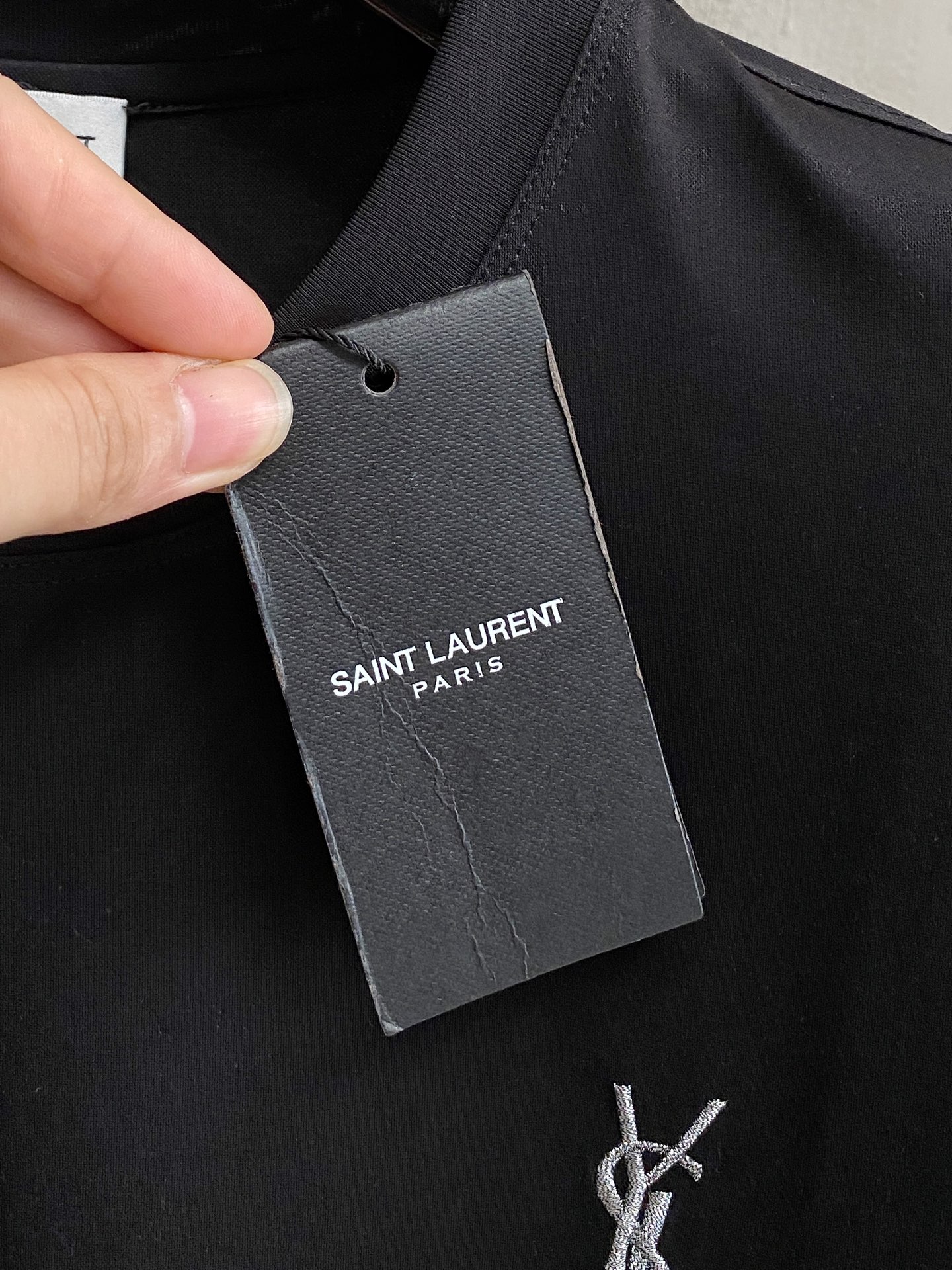  圣罗兰 2025春夏新款首发专柜最新款圆领短袖 高端订制 设计前卫时尚！品牌logo重工艺设计 高端定