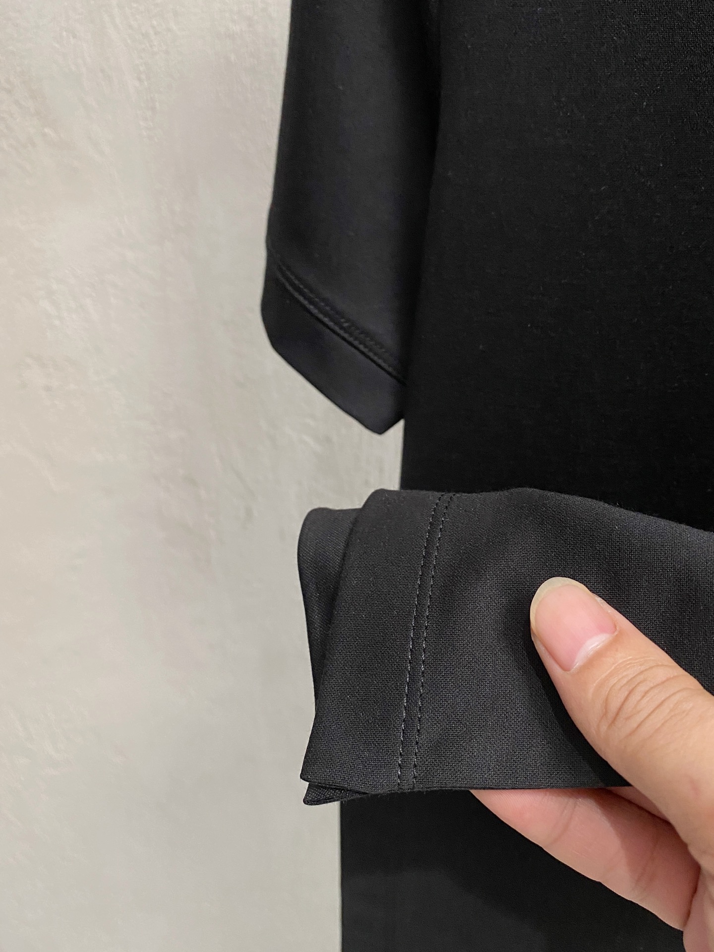  圣罗兰 2025春夏新款首发专柜最新款圆领短袖 高端订制 设计前卫时尚！品牌logo重工艺设计 高端定