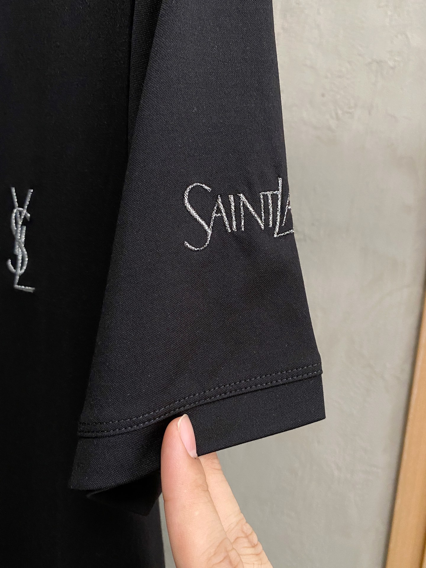  圣罗兰 2025春夏新款首发专柜最新款圆领短袖 高端订制 设计前卫时尚！品牌logo重工艺设计 高端定