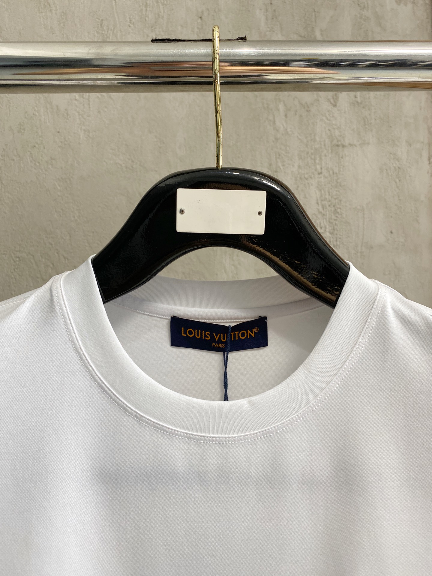  1v 路易威登 2025春夏新款首发专柜最新款圆领短袖 高端订制 设计前卫时尚！品牌logo重工艺设计