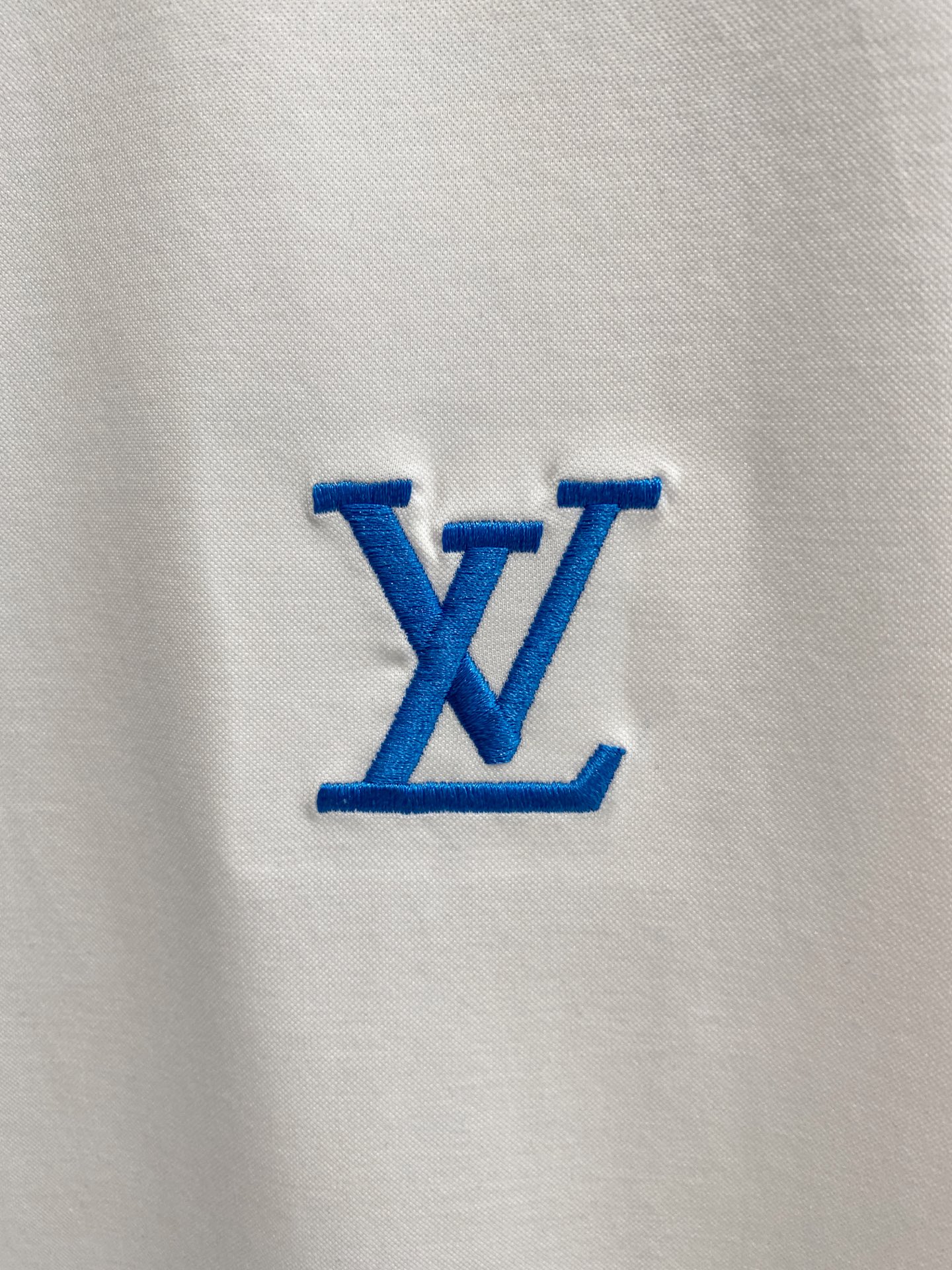  1v 路易威登 2025春夏新款首发专柜最新款圆领短袖 高端订制 设计前卫时尚！品牌logo重工艺设计