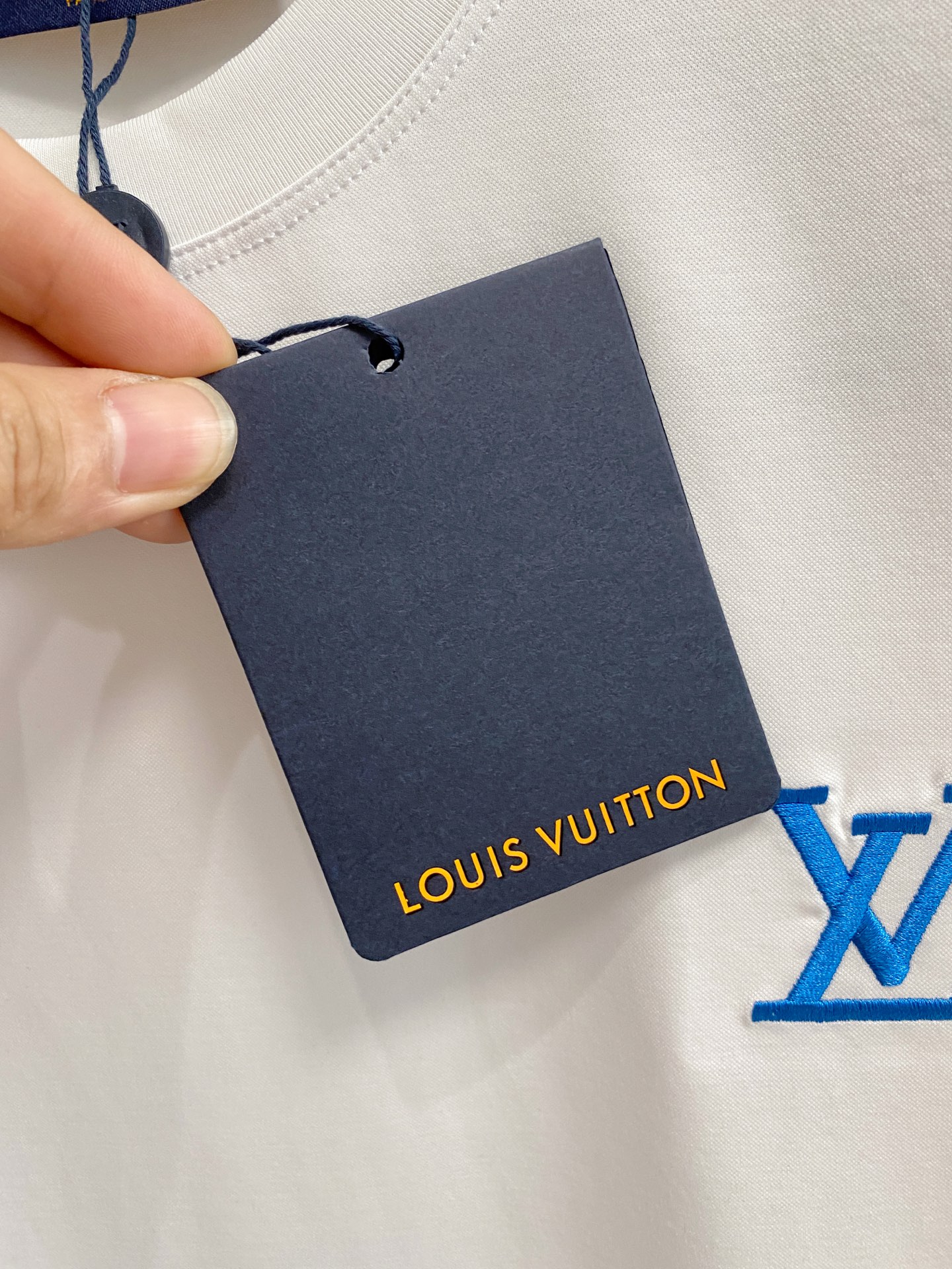  1v 路易威登 2025春夏新款首发专柜最新款圆领短袖 高端订制 设计前卫时尚！品牌logo重工艺设计