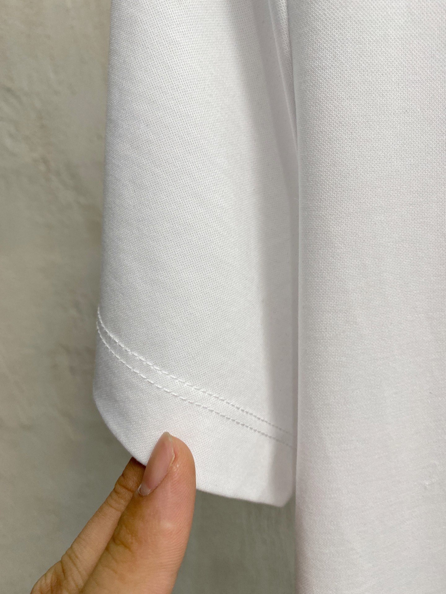  1v 路易威登 2025春夏新款首发专柜最新款圆领短袖 高端订制 设计前卫时尚！品牌logo重工艺设计