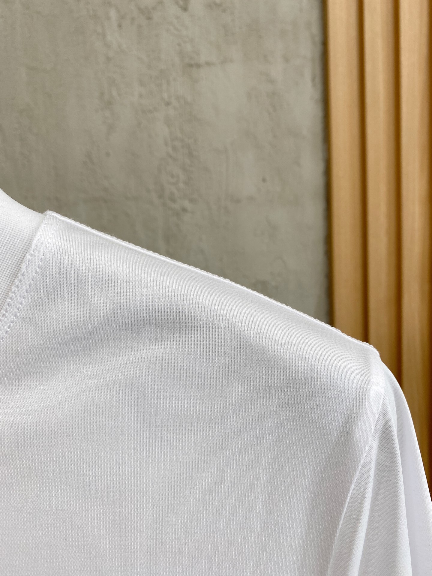  1v 路易威登 2025春夏新款首发专柜最新款圆领短袖 高端订制 设计前卫时尚！品牌logo重工艺设计