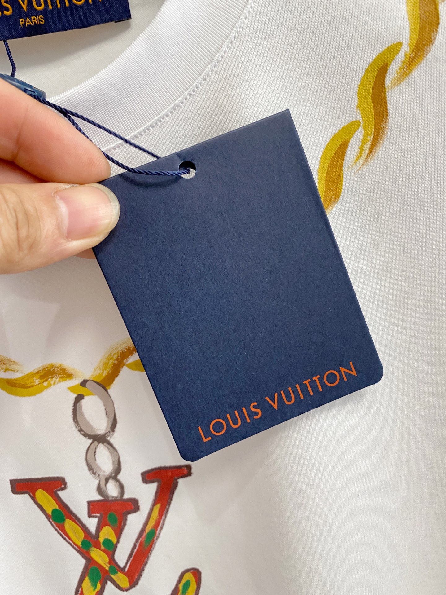  1v 路易威登 2025春夏新款首发专柜最新款圆领短袖 高端订制 设计前卫时尚！品牌logo重工艺设计