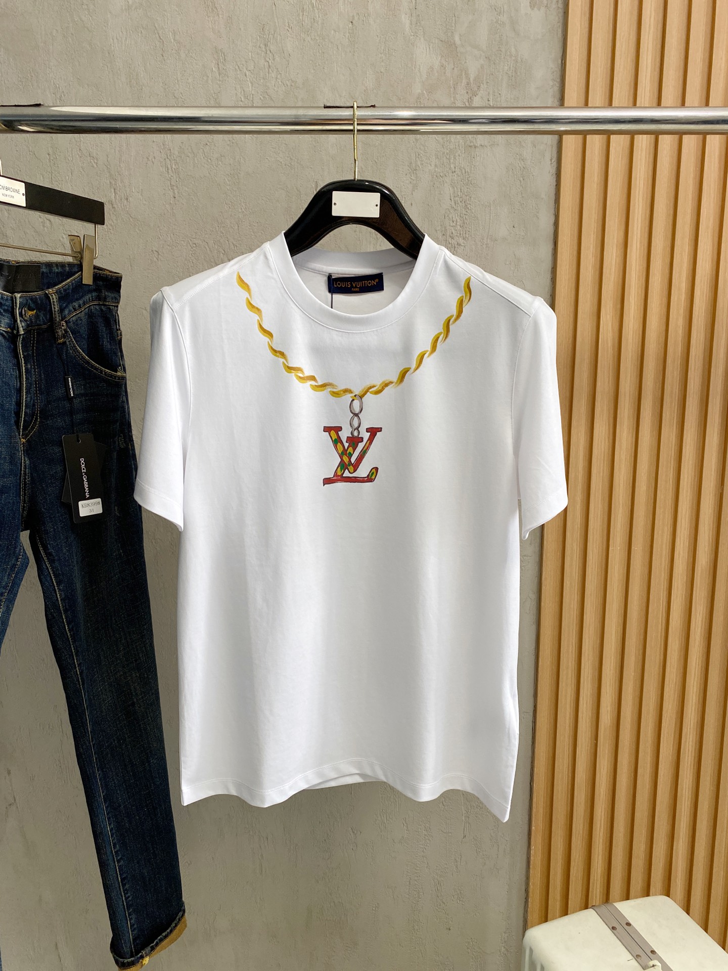 NO:509755,1v Louis Vuitton 2025 spring and summer new model first launch counter latest round neck short sleeves, high-end customization, avant-garde and fashionable design!  Brand logo heavy craft design, high-end customized 100 double-sided mercerated cotton fabric, soft feel, comfortable to wear, exquisite counter-level car line, fine workmanship, invincible and handsome upper body effect!  A must-have item for handsome men!  Code number M-3xL, louis vuitton, T-shirt, alexander wang198609091v 路易威登 2025春夏新款首发专柜最新款圆领短袖 高端订制 设计前卫时尚！品牌logo重工艺设计 高端定制100支双面丝光棉面料.手感柔软.穿着舒适.专柜级别精致车线.做工精细.上身效果无敌帅气！型男必备单品！码数M-3xL,,louis vuitton,T-shirt,alexander wang,Men's clothing