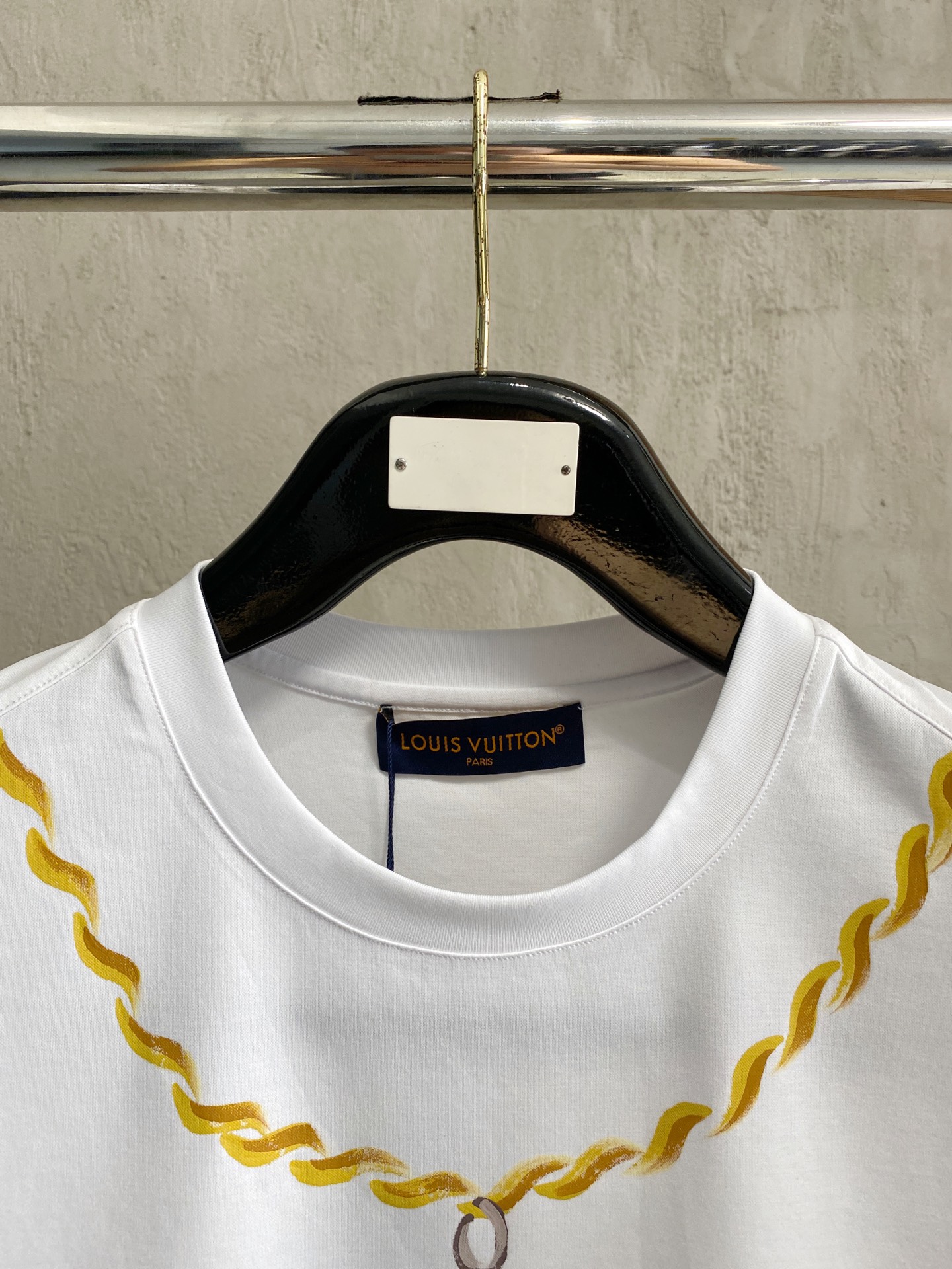  1v 路易威登 2025春夏新款首发专柜最新款圆领短袖 高端订制 设计前卫时尚！品牌logo重工艺设计