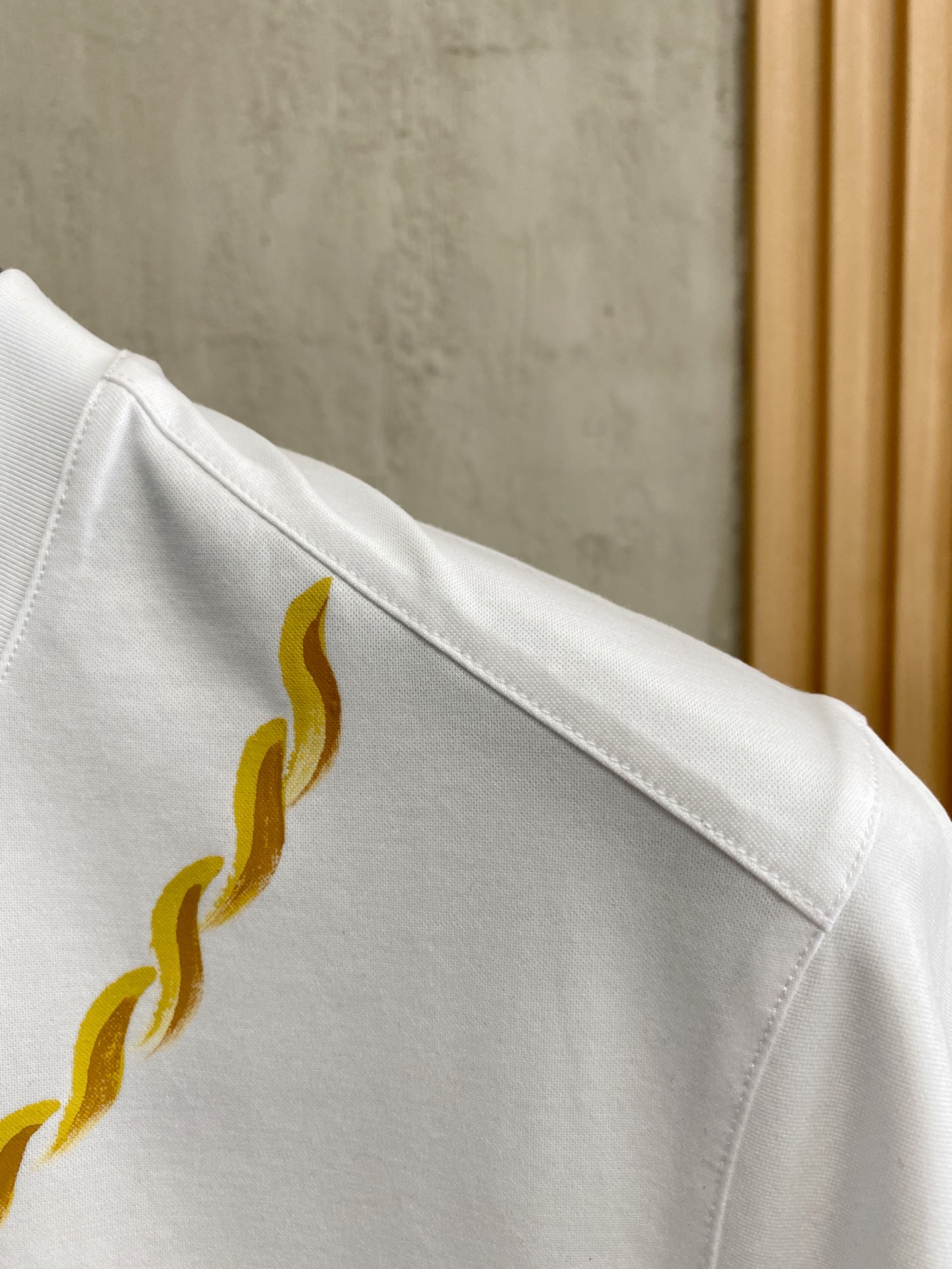  1v 路易威登 2025春夏新款首发专柜最新款圆领短袖 高端订制 设计前卫时尚！品牌logo重工艺设计