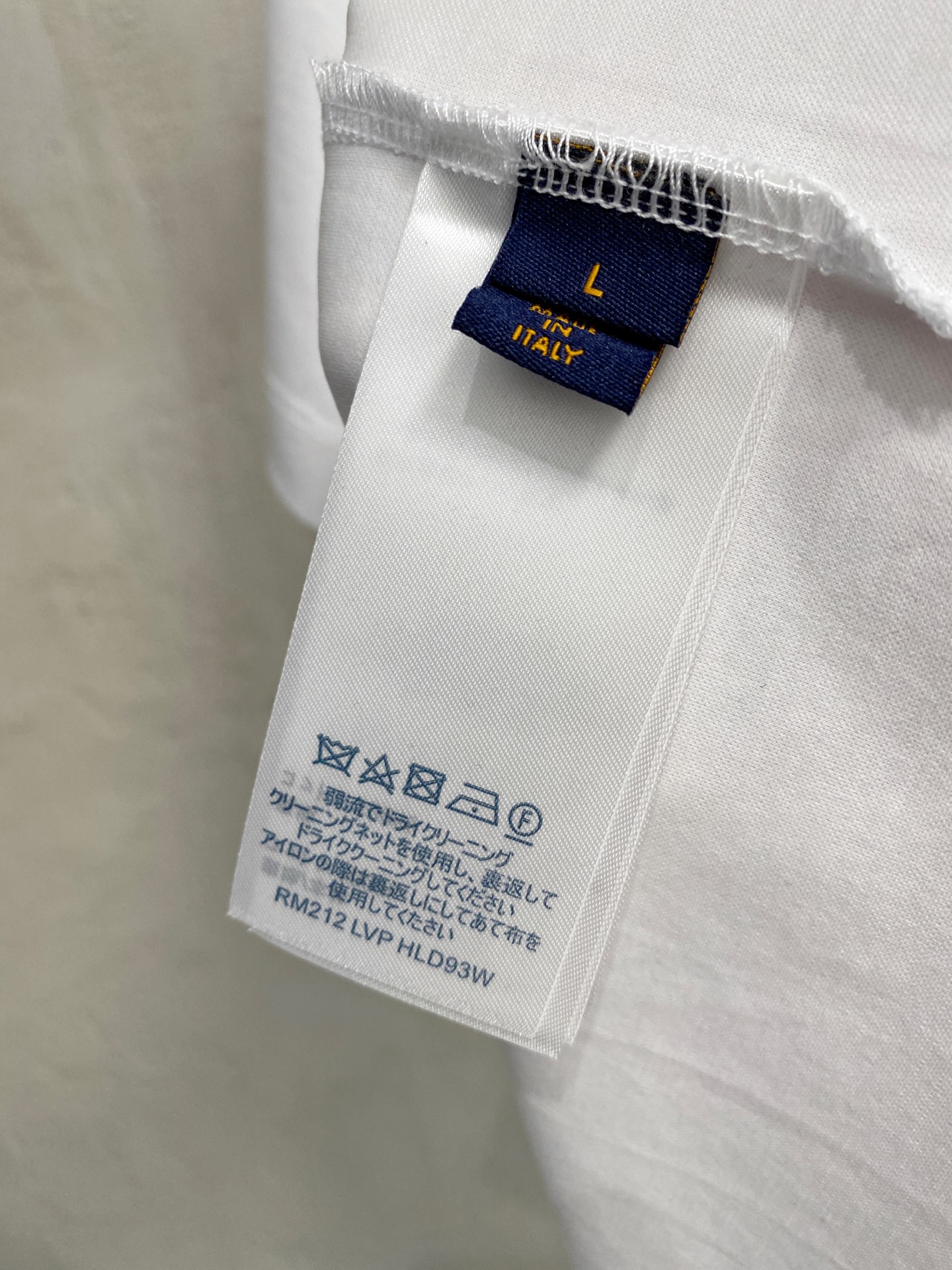  1v 路易威登 2025春夏新款首发专柜最新款圆领短袖 高端订制 设计前卫时尚！品牌logo重工艺设计