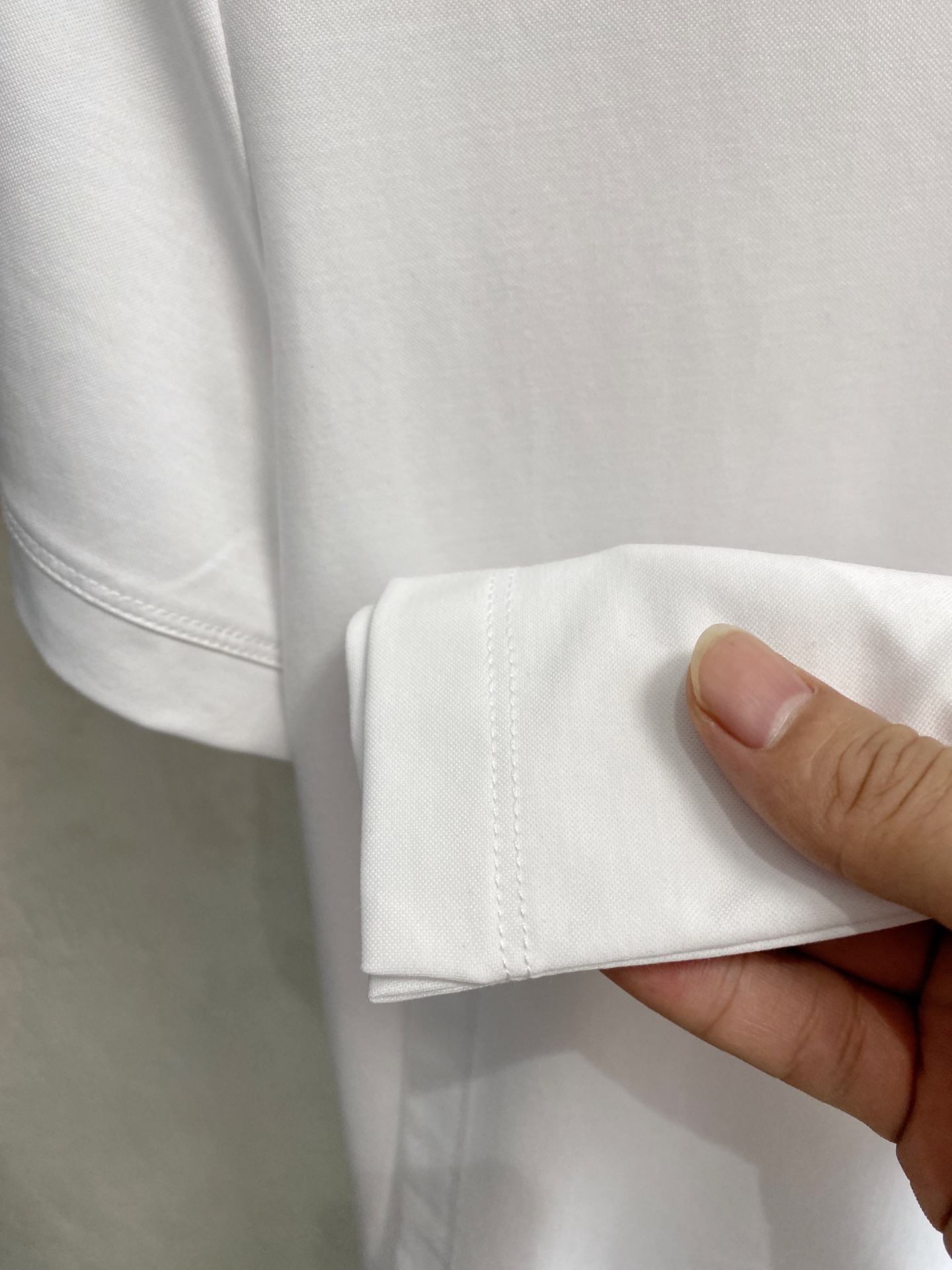  1v 路易威登 2025春夏新款首发专柜最新款圆领短袖 高端订制 设计前卫时尚！品牌logo重工艺设计